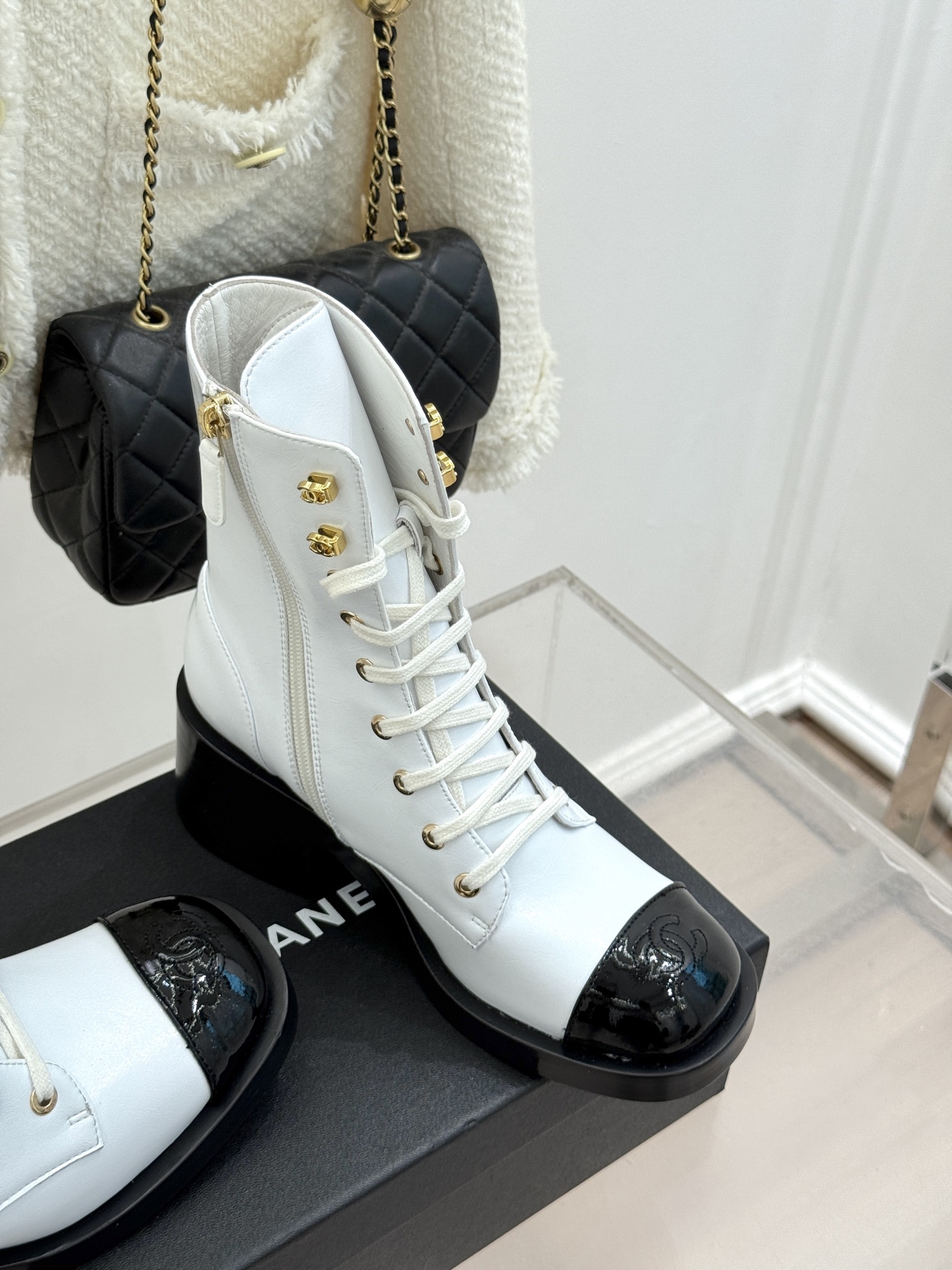 
CHANE*｜小香25A秋冬新品厚底粗跟
马丁靴短靴
这双靴子注定是秋冬最让人惊艳的时髦符号。
鞋头电