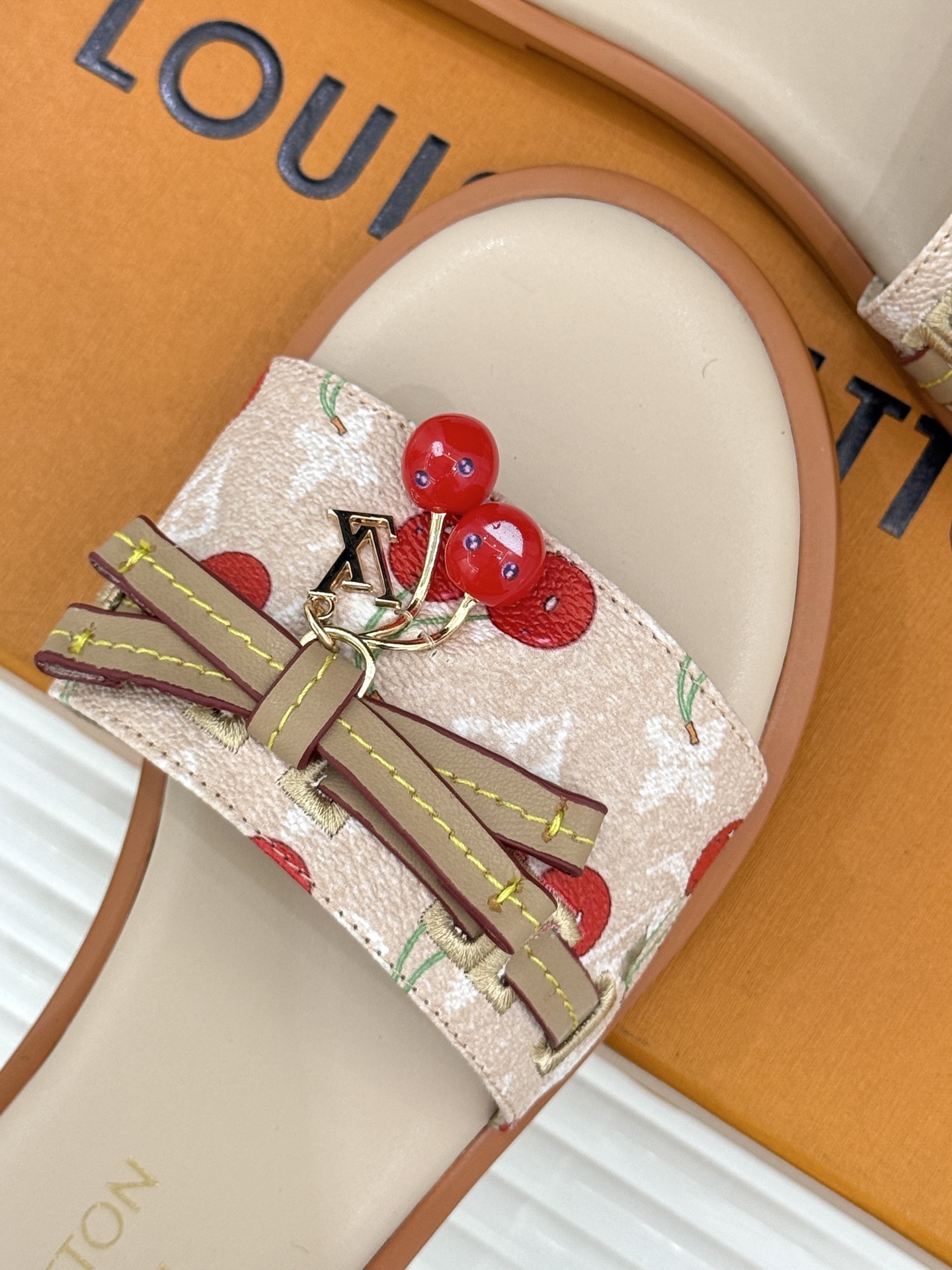 
L*V驴牌25ss春夏新品樱桃系列🍒
平底拖鞋
樱桃系列简直这个夏天量身定制的宝藏单品
谁懂啊！一看到