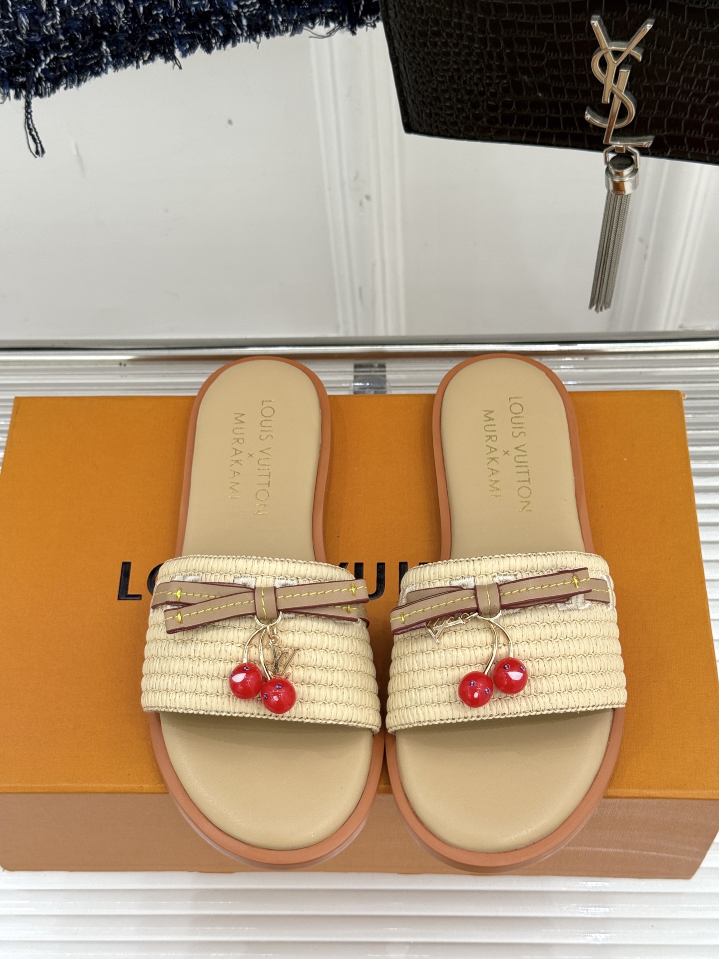 
L*V驴牌25ss春夏新品樱桃系列🍒
平底拖鞋
樱桃系列简直这个夏天量身定制的宝藏单品
谁懂啊！一看到