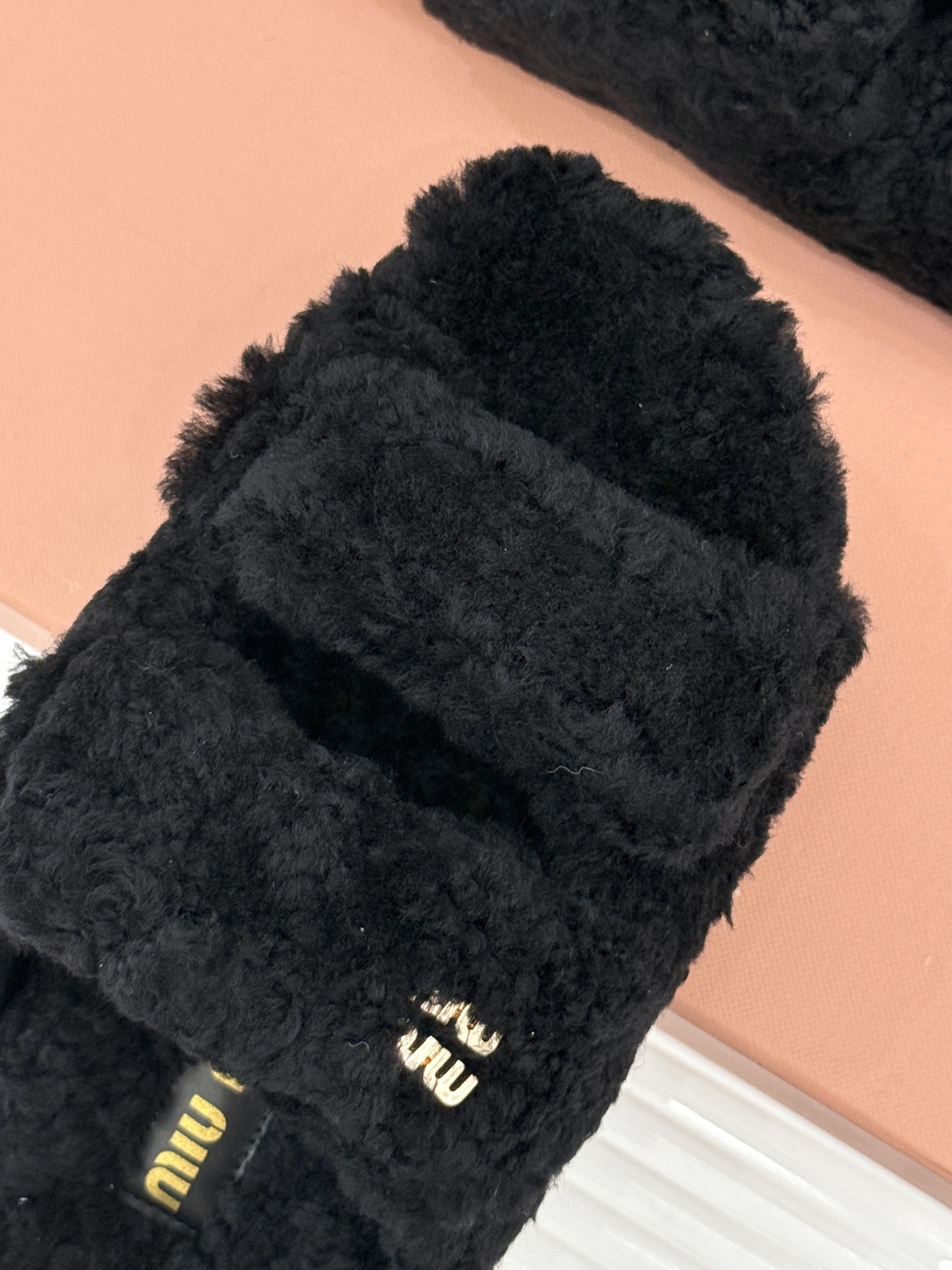 Miu Miu/缪缪25WF秋季新品字母毛拖
一到秋冬就想把脚藏进毛茸茸里
这双毛拖鞋 简直是时髦精