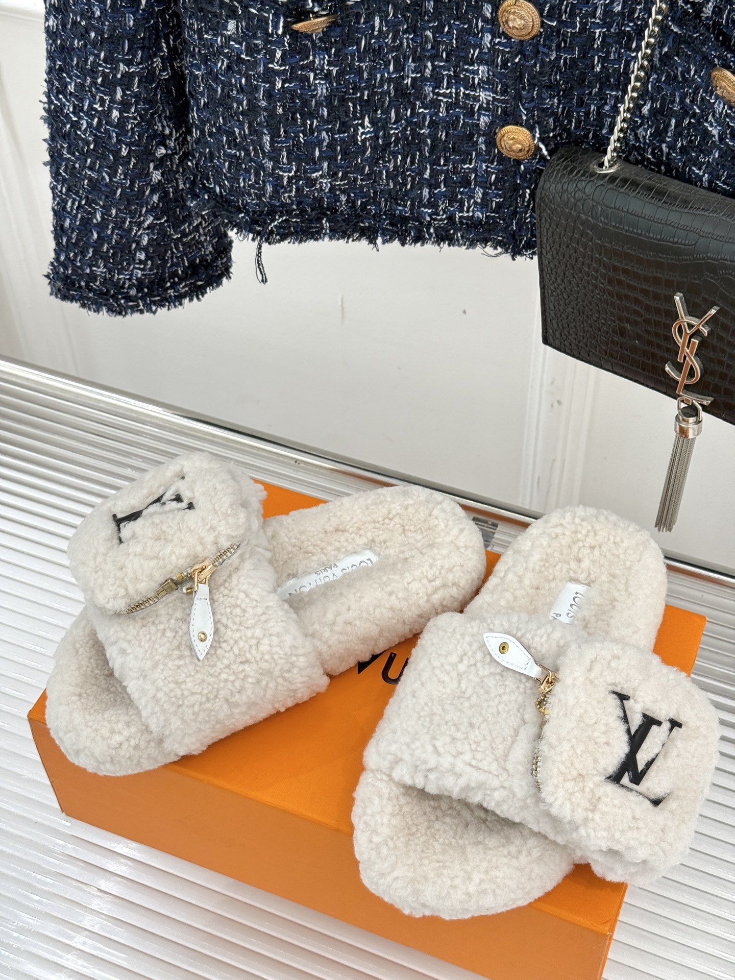 L*V驴牌25WF秋冬新品钱包毛毛拖
当LV的经典基因撞上秋冬的柔软暖意
这双毛拖注定要成为时髦精的秋