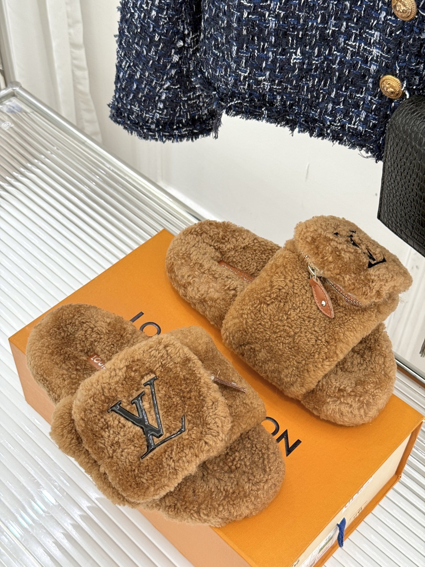 L*V驴牌25WF秋冬新品钱包毛毛拖
当LV的经典基因撞上秋冬的柔软暖意
这双毛拖注定要成为时髦精的秋