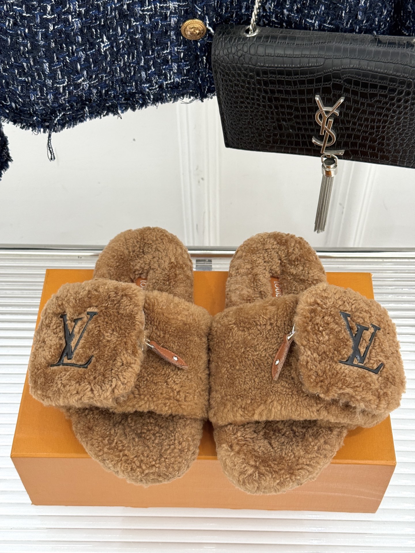 L*V驴牌25WF秋冬新品钱包毛毛拖
当LV的经典基因撞上秋冬的柔软暖意
这双毛拖注定要成为时髦精的秋