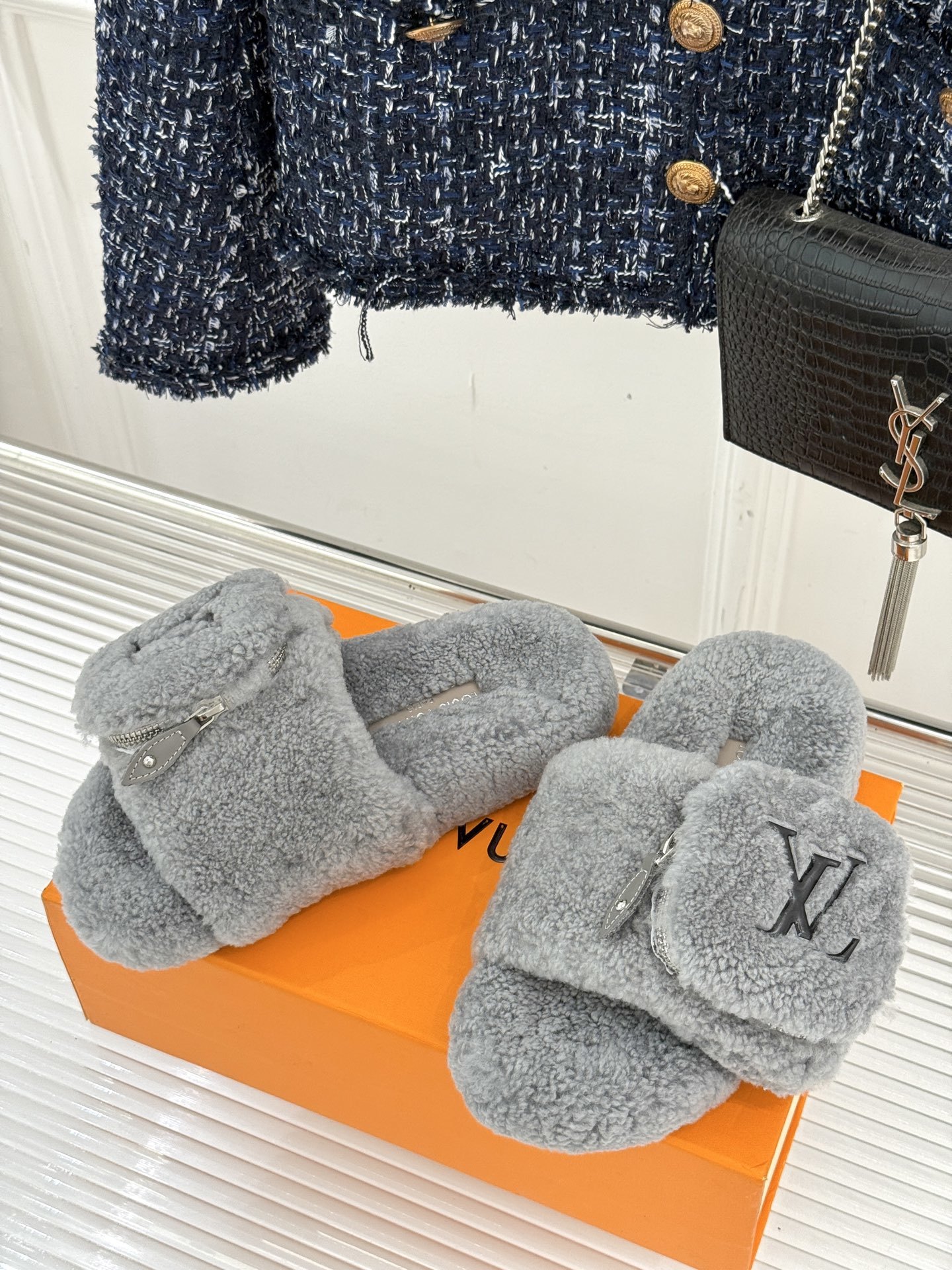 L*V驴牌25WF秋冬新品钱包毛毛拖
当LV的经典基因撞上秋冬的柔软暖意
这双毛拖注定要成为时髦精的秋