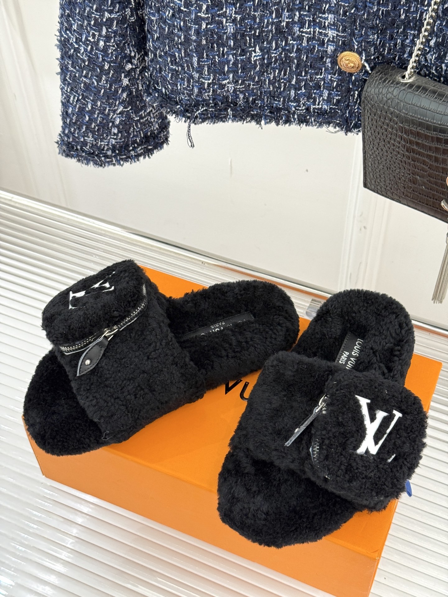 L*V驴牌25WF秋冬新品钱包毛毛拖
当LV的经典基因撞上秋冬的柔软暖意
这双毛拖注定要成为时髦精的秋