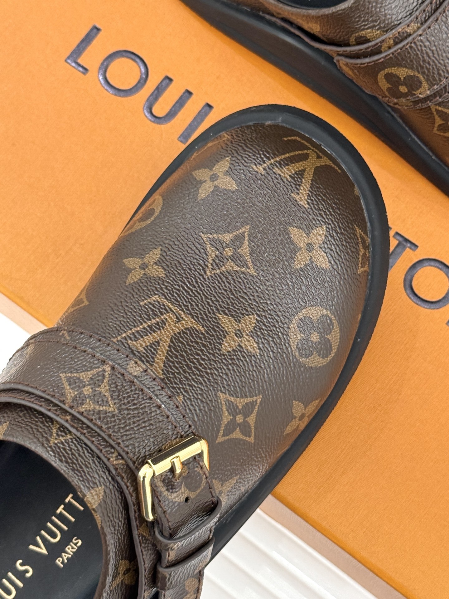 L*V驴牌25WF新品老花勃肯拖鞋半拖
时尚圈又被路易威登这双老花勃肯拖狠狠拿捏!
它将经典老花元素与