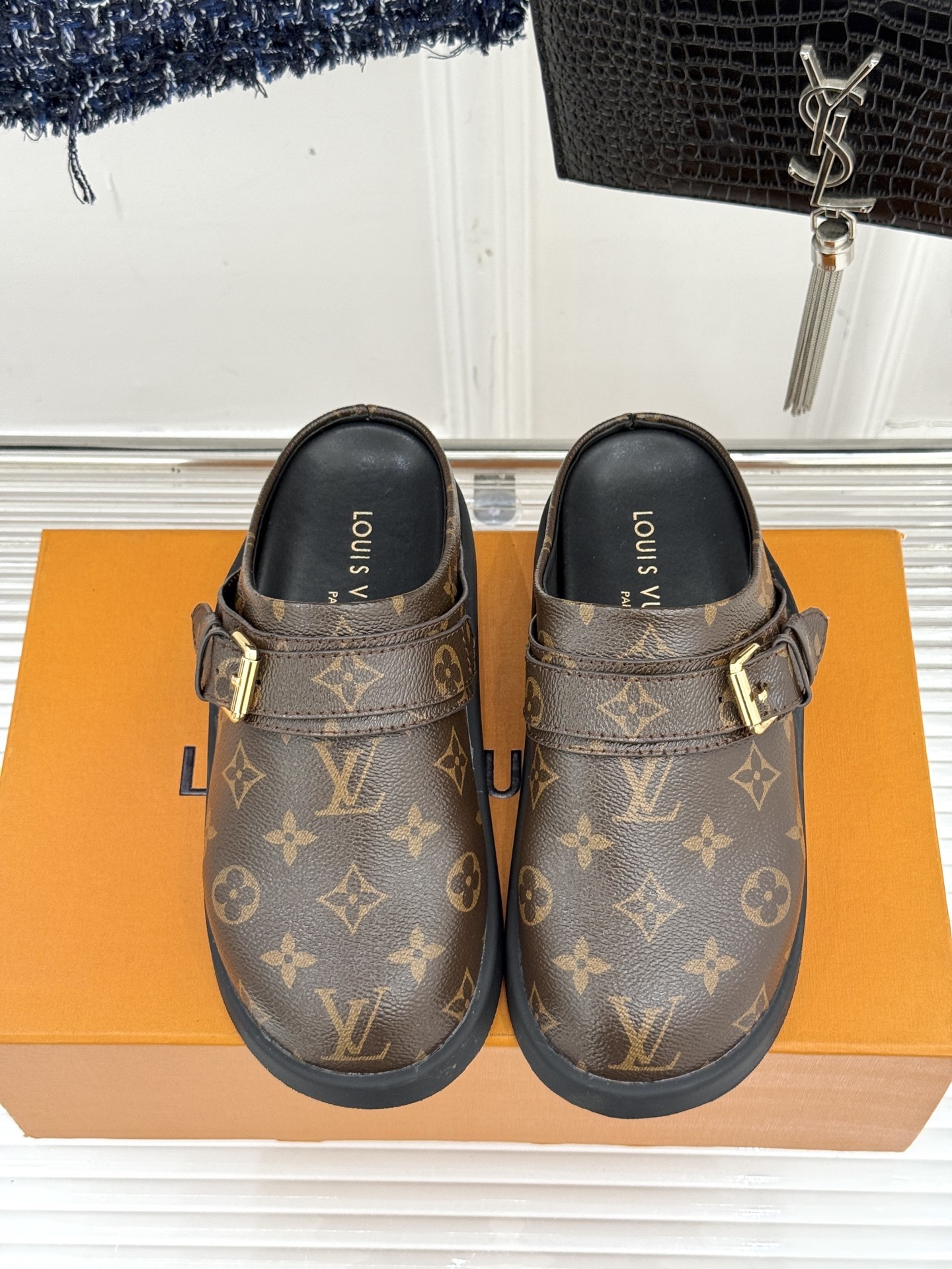 L*V驴牌25WF新品老花勃肯拖鞋半拖
时尚圈又被路易威登这双老花勃肯拖狠狠拿捏!
它将经典老花元素与