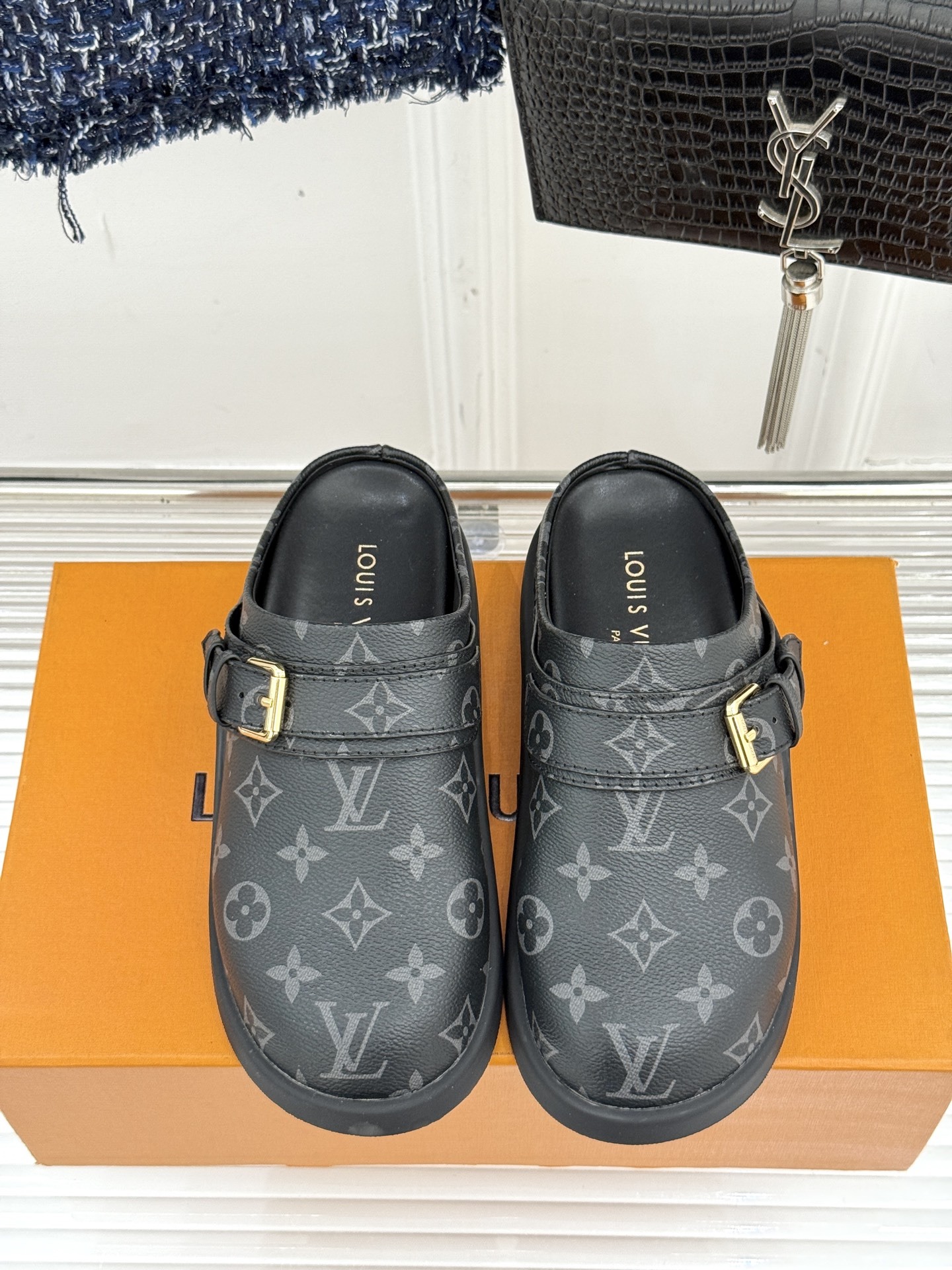 L*V驴牌25WF新品老花勃肯拖鞋半拖
时尚圈又被路易威登这双老花勃肯拖狠狠拿捏!
它将经典老花元素与