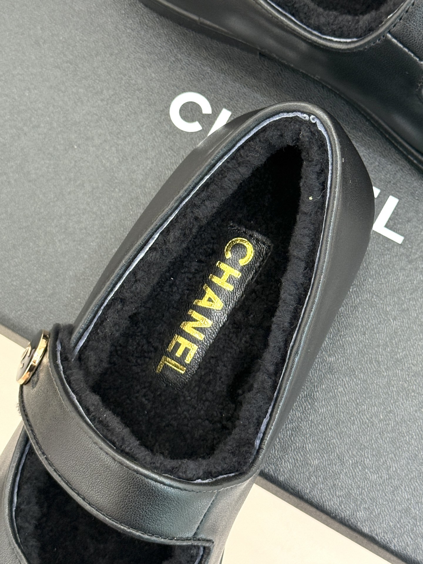 CHANE*|小香25A秋冬新品双C扣
玛丽珍毛毛鞋
标志性的双C扣 以精致五金打造 光泽闪耀
将品牌