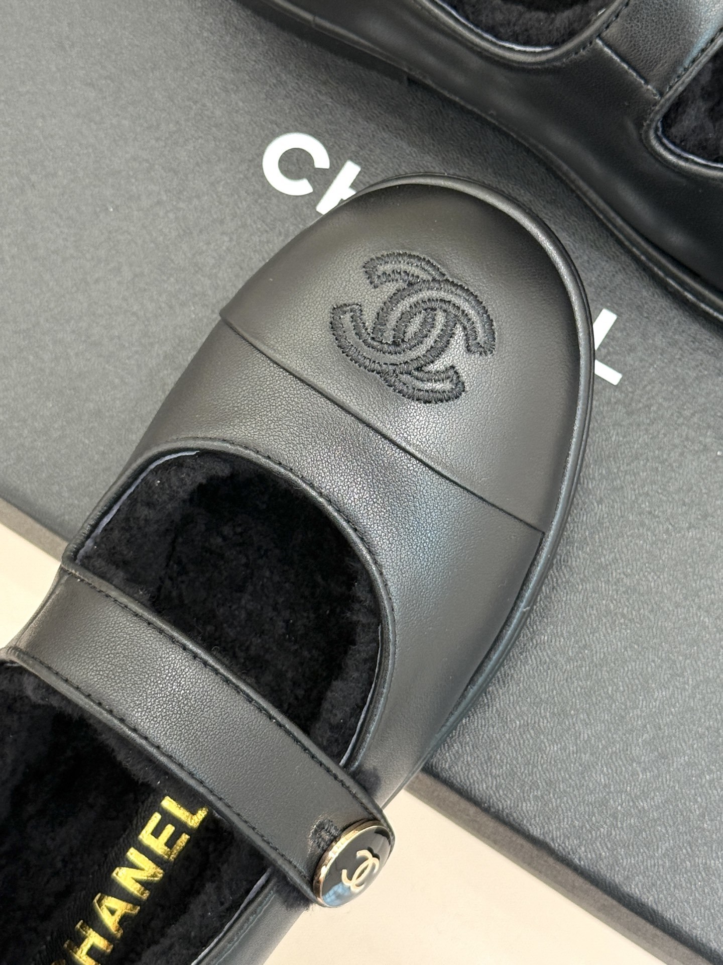 CHANE*|小香25A秋冬新品双C扣
玛丽珍毛毛鞋
标志性的双C扣 以精致五金打造 光泽闪耀
将品牌