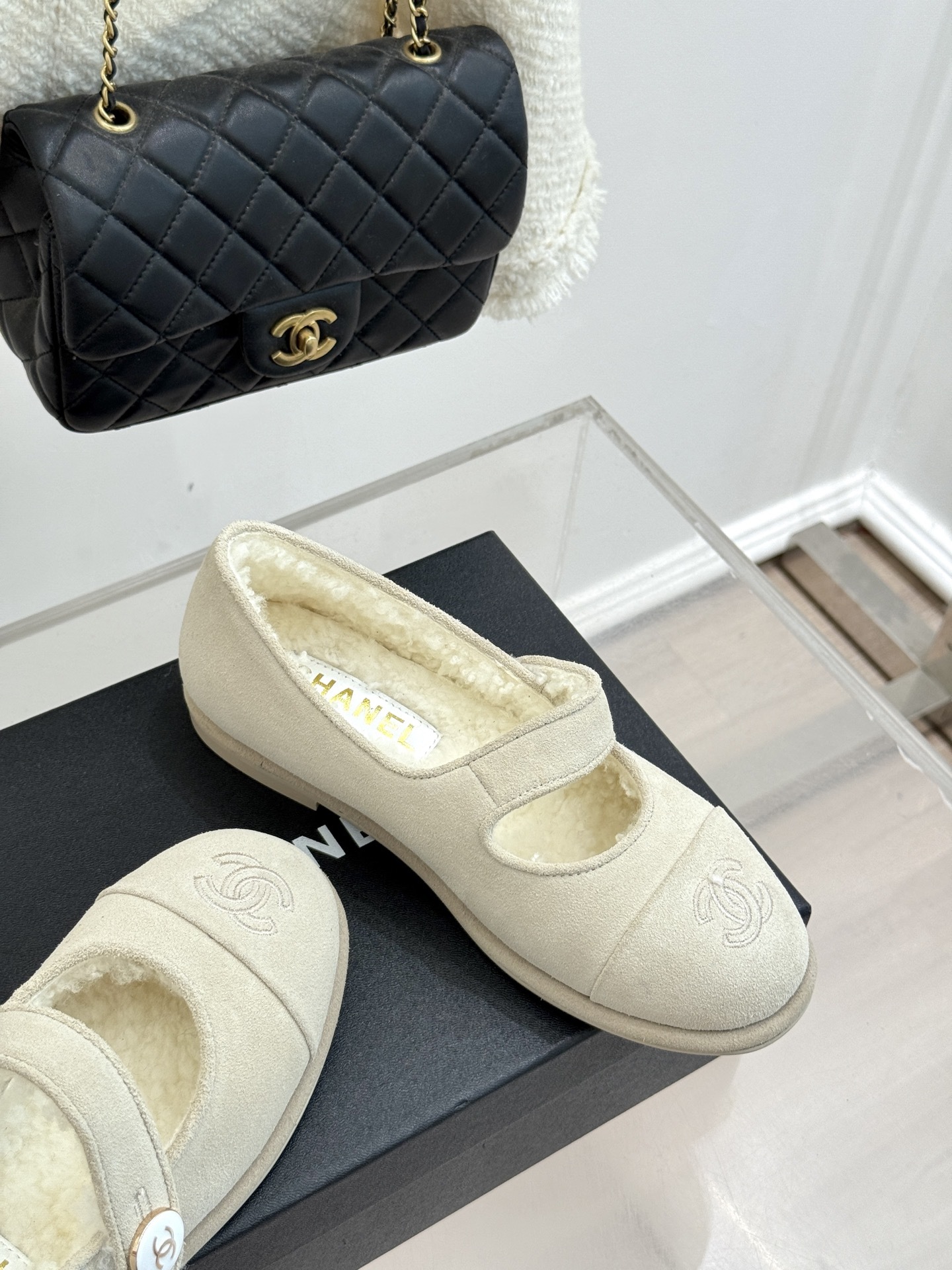 CHANE*|小香25A秋冬新品双C扣
玛丽珍毛毛鞋
标志性的双C扣 以精致五金打造 光泽闪耀
将品牌