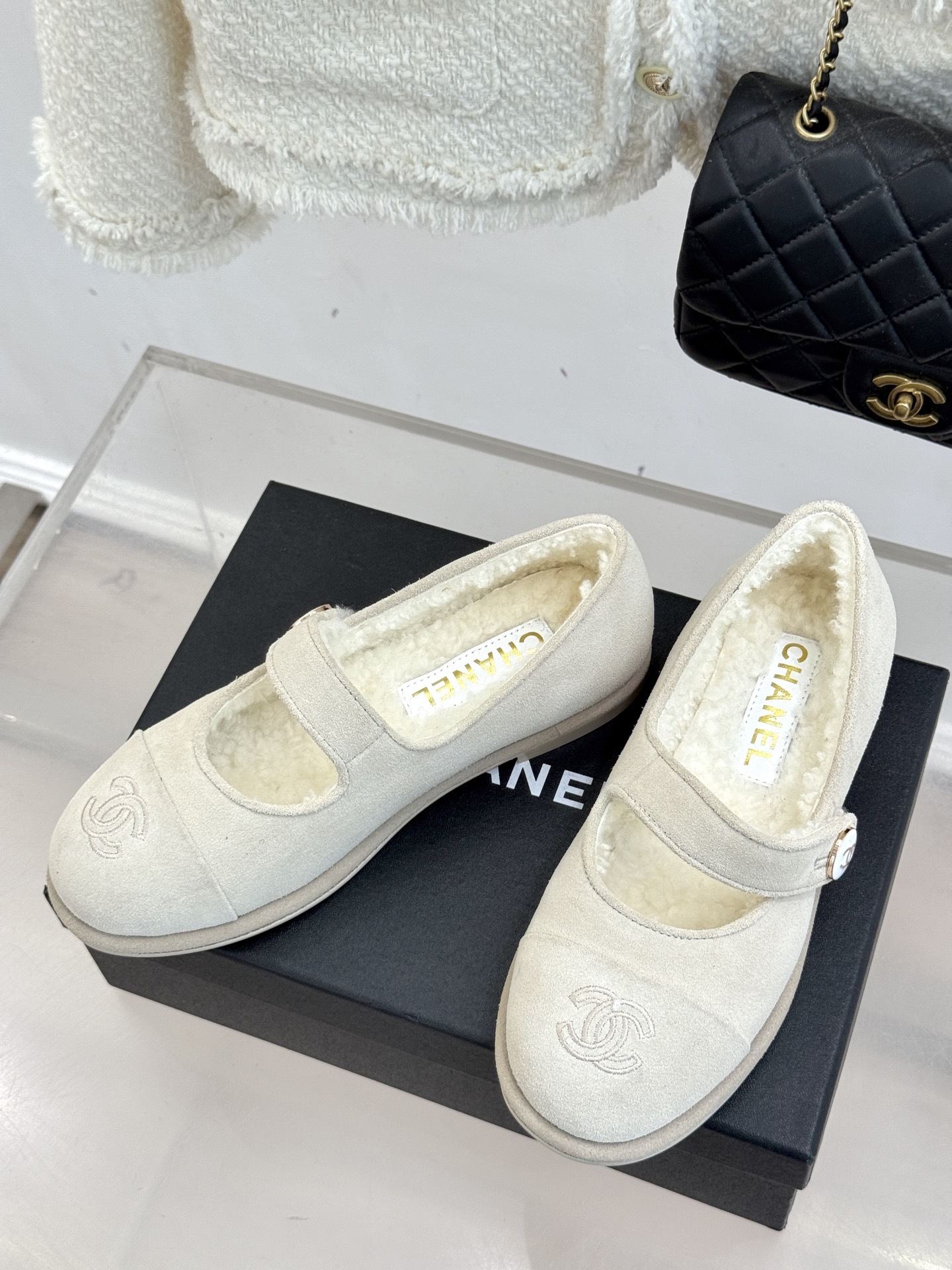 CHANE*|小香25A秋冬新品双C扣
玛丽珍毛毛鞋
标志性的双C扣 以精致五金打造 光泽闪耀
将品牌