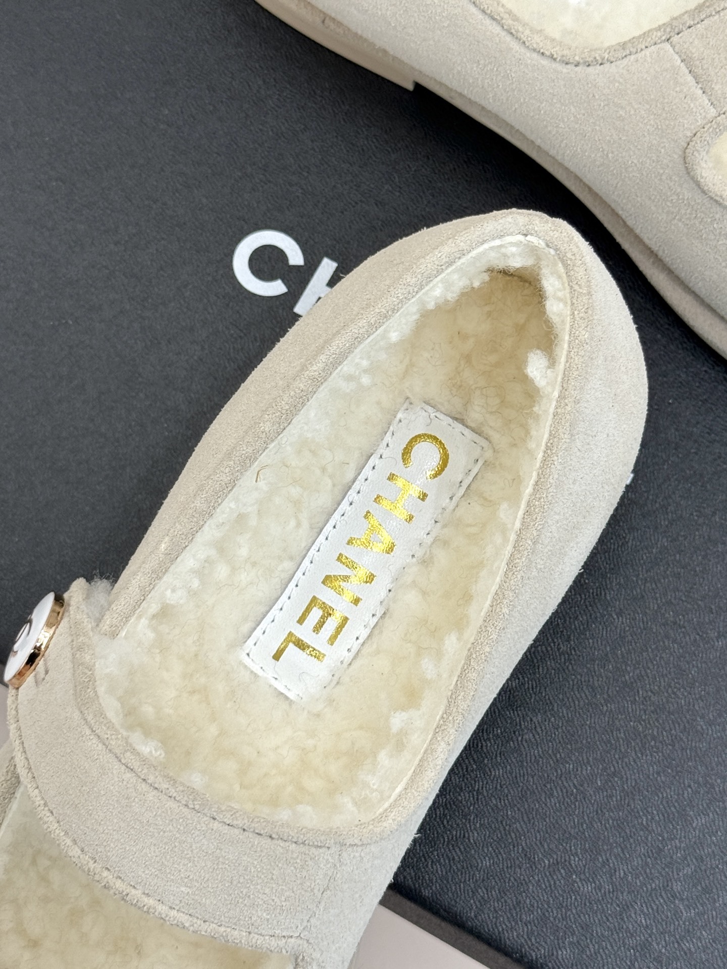 CHANE*|小香25A秋冬新品双C扣
玛丽珍毛毛鞋
标志性的双C扣 以精致五金打造 光泽闪耀
将品牌