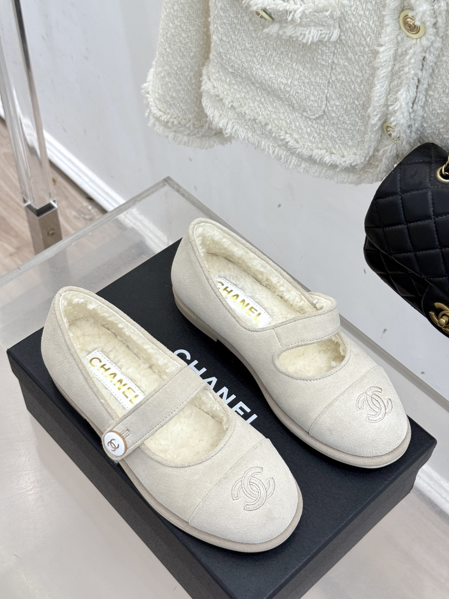 CHANE*|小香25A秋冬新品双C扣
玛丽珍毛毛鞋
标志性的双C扣 以精致五金打造 光泽闪耀
将品牌