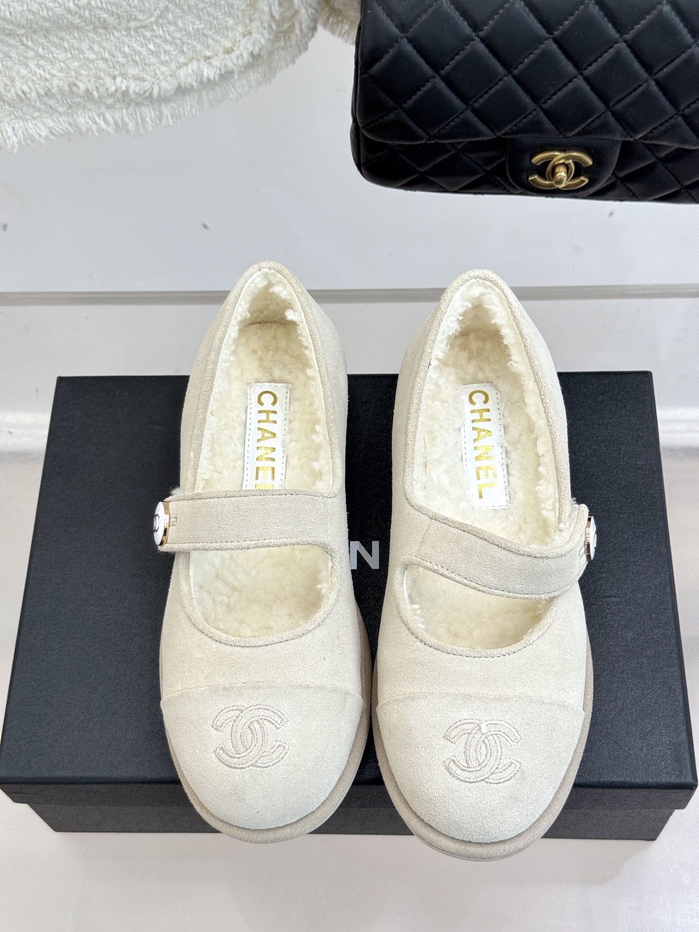 CHANE*|小香25A秋冬新品双C扣
玛丽珍毛毛鞋
标志性的双C扣 以精致五金打造 光泽闪耀
将品牌