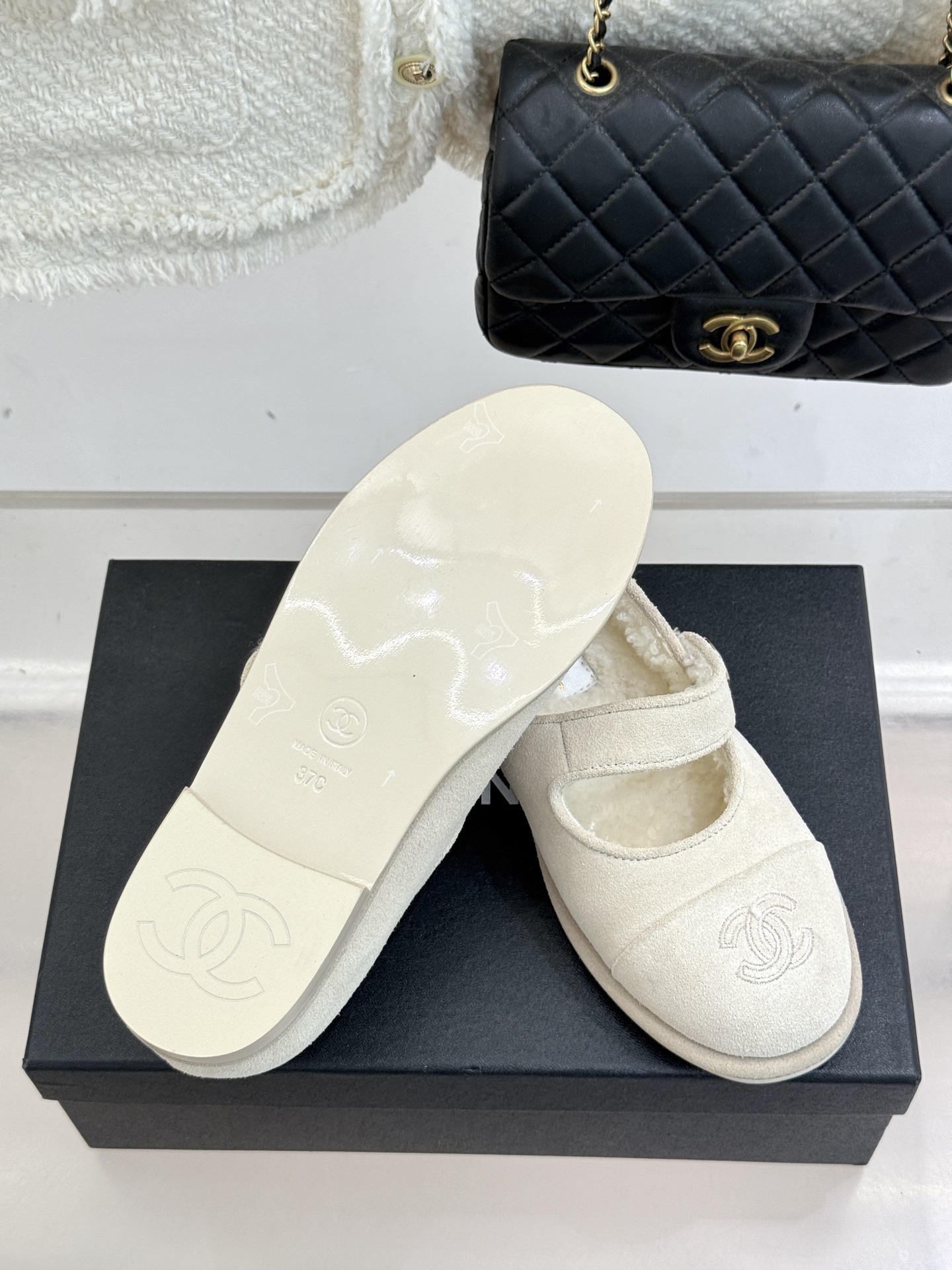 CHANE*|小香25A秋冬新品双C扣
玛丽珍毛毛鞋
标志性的双C扣 以精致五金打造 光泽闪耀
将品牌