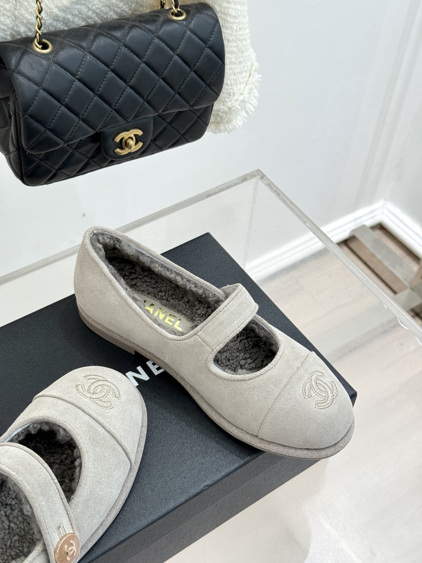 CHANE*|小香25A秋冬新品双C扣
玛丽珍毛毛鞋
标志性的双C扣 以精致五金打造 光泽闪耀
将品牌