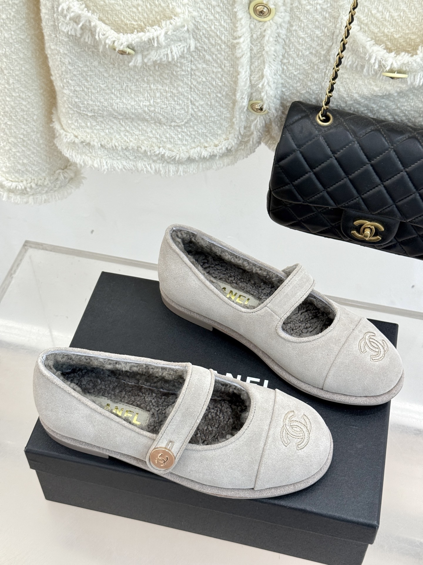 CHANE*|小香25A秋冬新品双C扣
玛丽珍毛毛鞋
标志性的双C扣 以精致五金打造 光泽闪耀
将品牌
