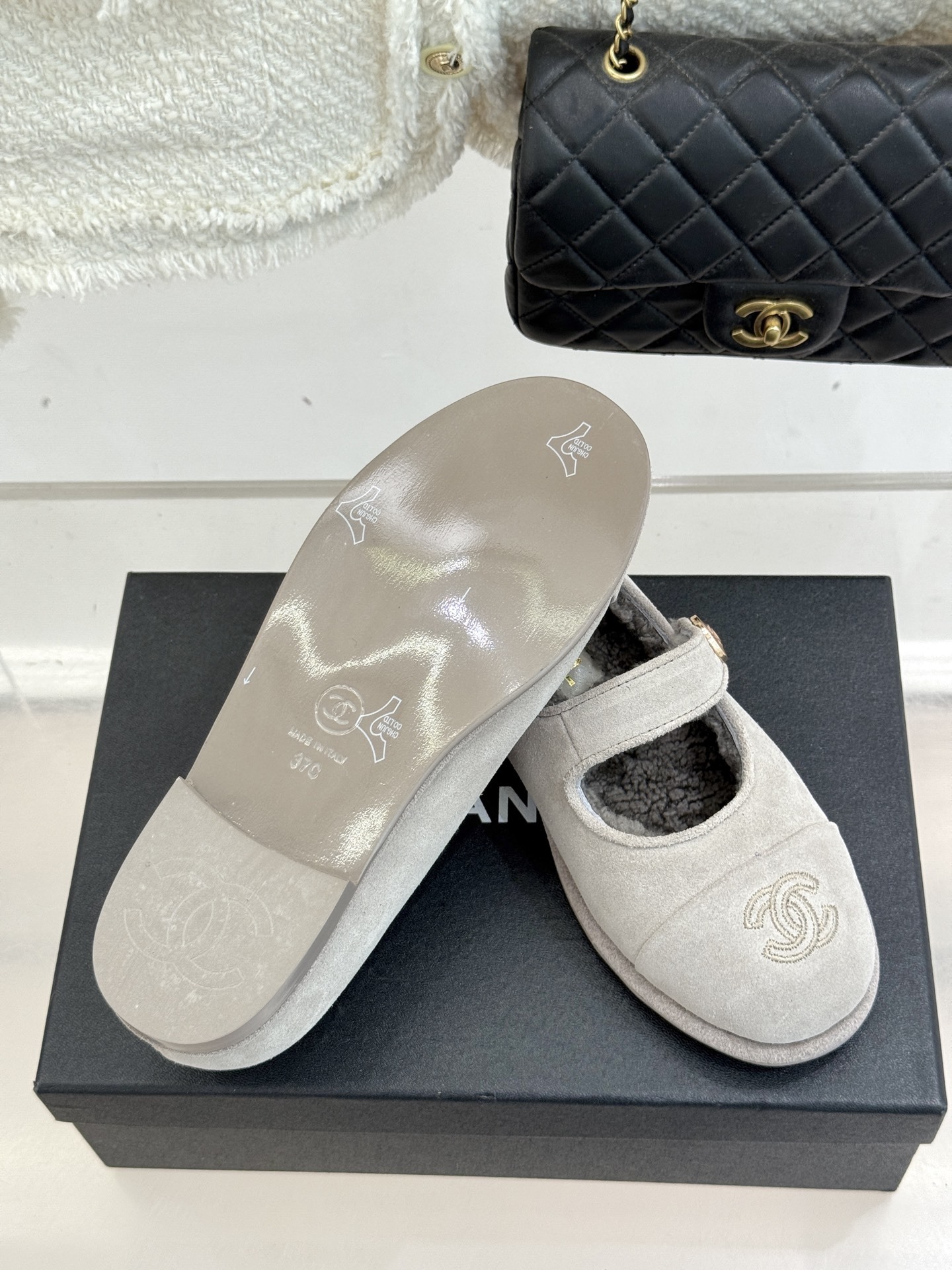 CHANE*|小香25A秋冬新品双C扣
玛丽珍毛毛鞋
标志性的双C扣 以精致五金打造 光泽闪耀
将品牌