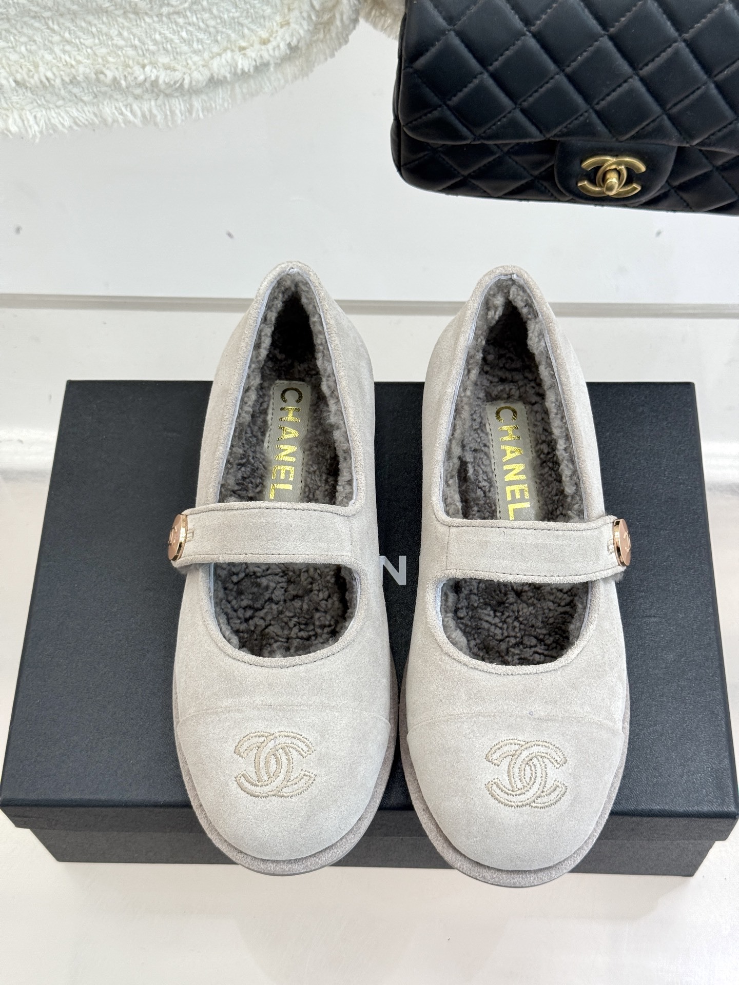 CHANE*|小香25A秋冬新品双C扣
玛丽珍毛毛鞋
标志性的双C扣 以精致五金打造 光泽闪耀
将品牌