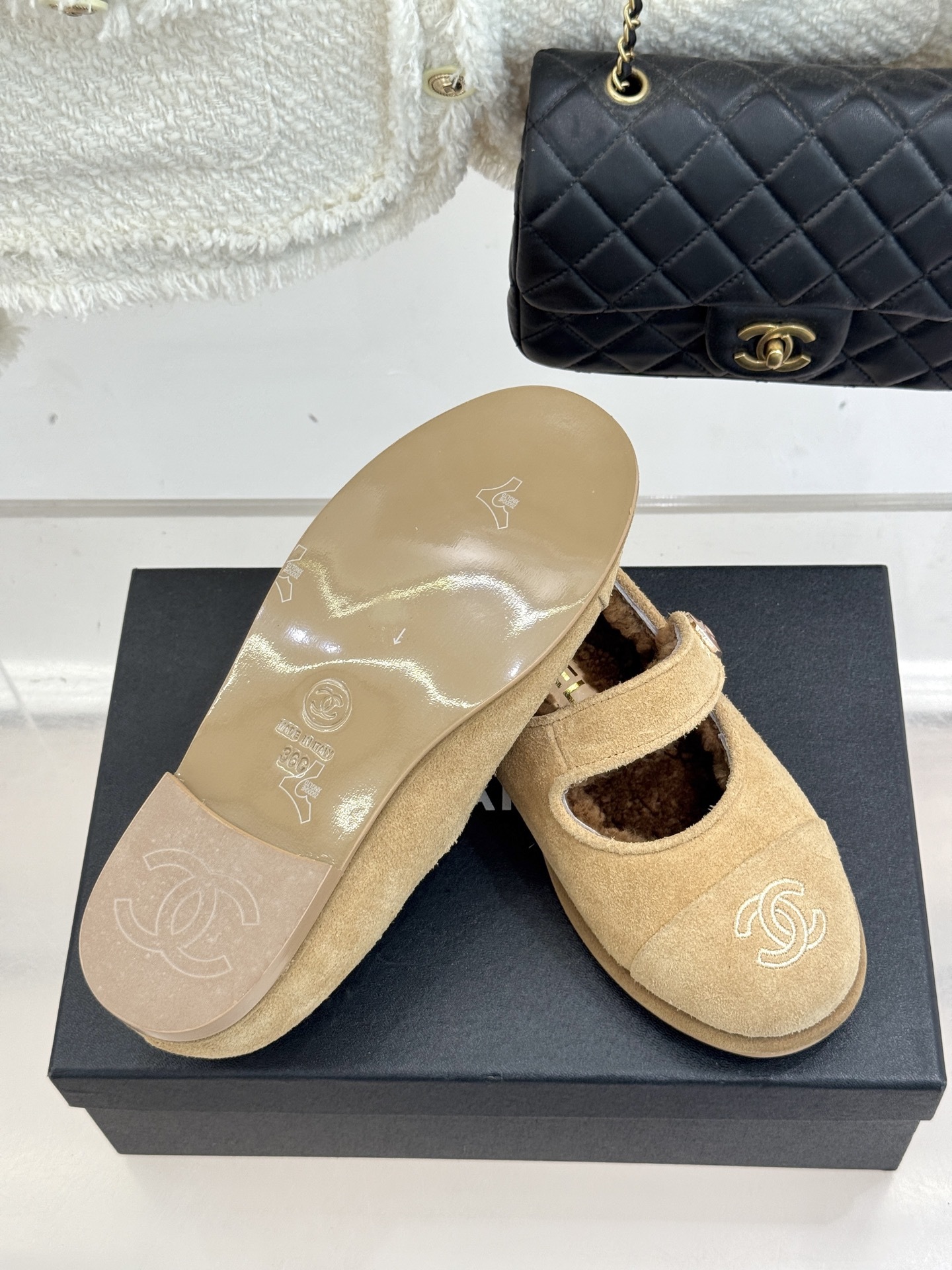 CHANE*|小香25A秋冬新品双C扣
玛丽珍毛毛鞋
标志性的双C扣 以精致五金打造 光泽闪耀
将品牌