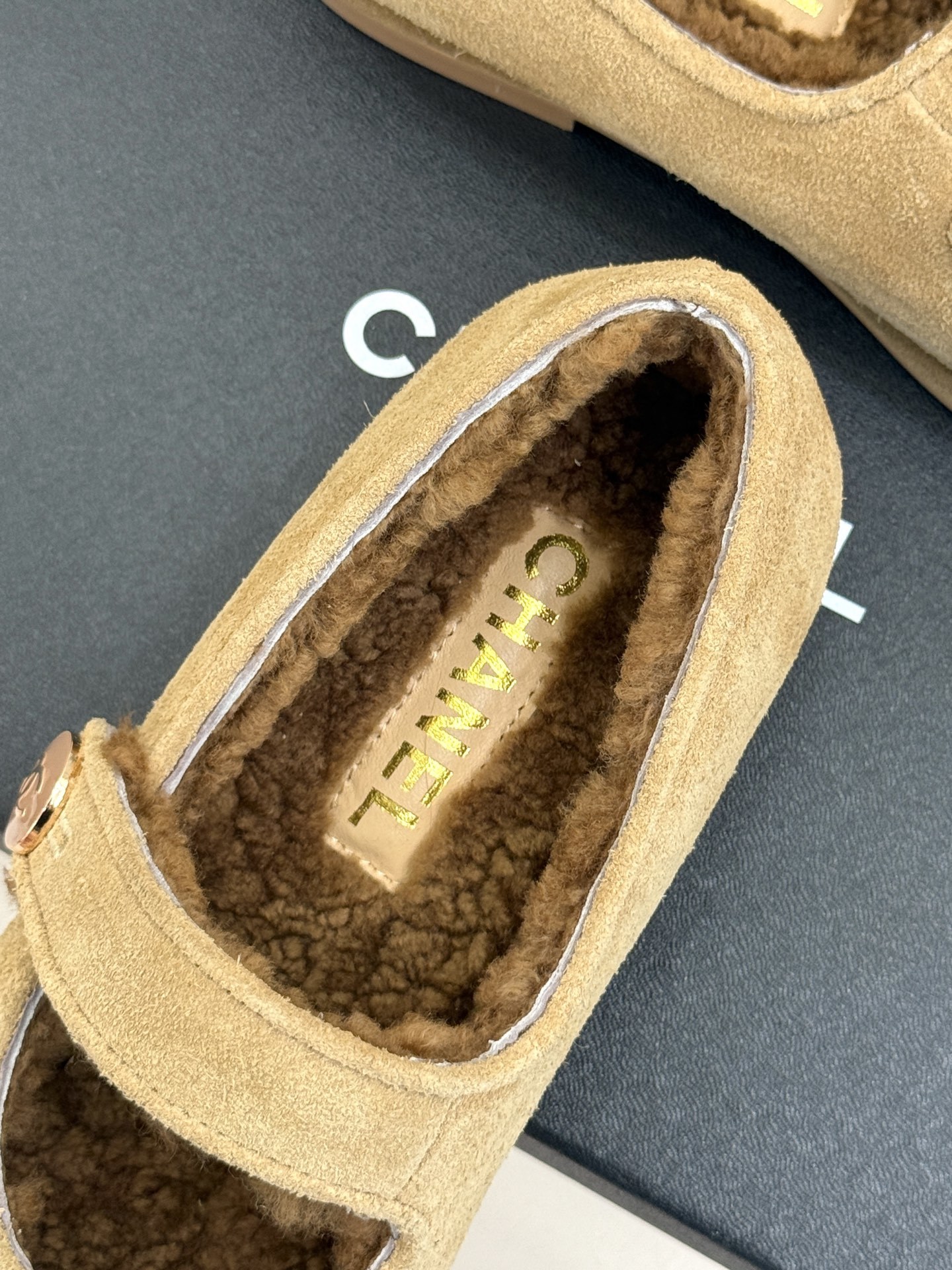 CHANE*|小香25A秋冬新品双C扣
玛丽珍毛毛鞋
标志性的双C扣 以精致五金打造 光泽闪耀
将品牌