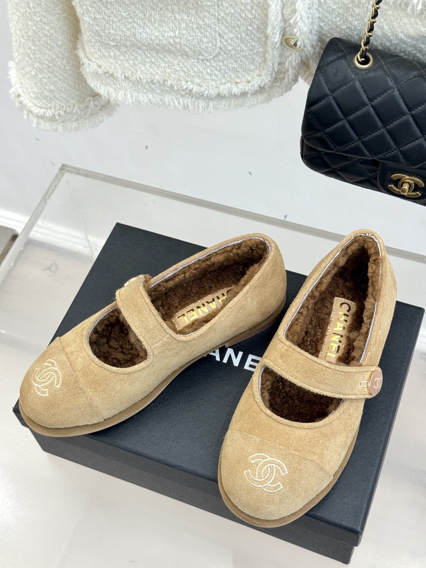 CHANE*|小香25A秋冬新品双C扣
玛丽珍毛毛鞋
标志性的双C扣 以精致五金打造 光泽闪耀
将品牌