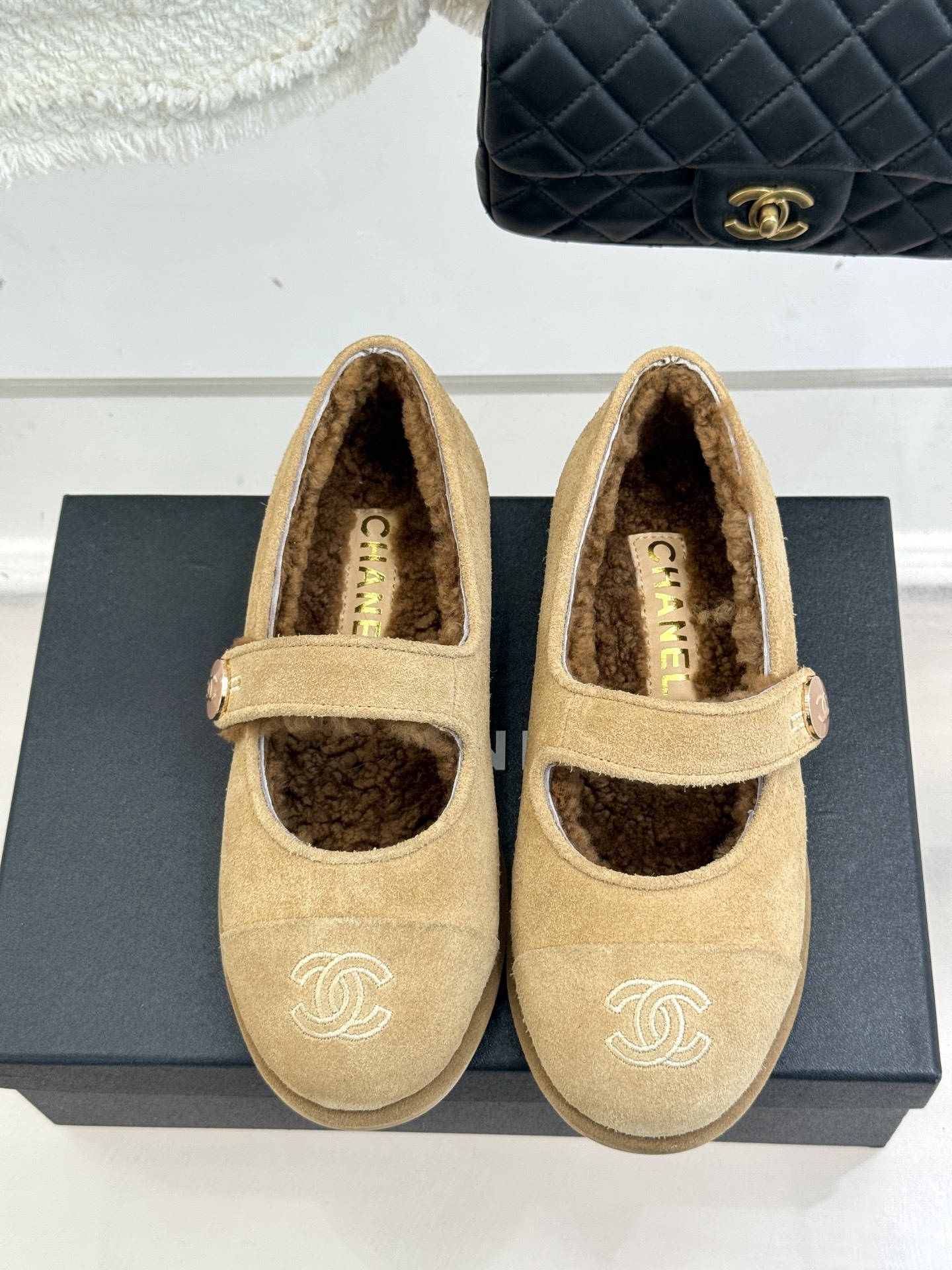 CHANE*|小香25A秋冬新品双C扣
玛丽珍毛毛鞋
标志性的双C扣 以精致五金打造 光泽闪耀
将品牌