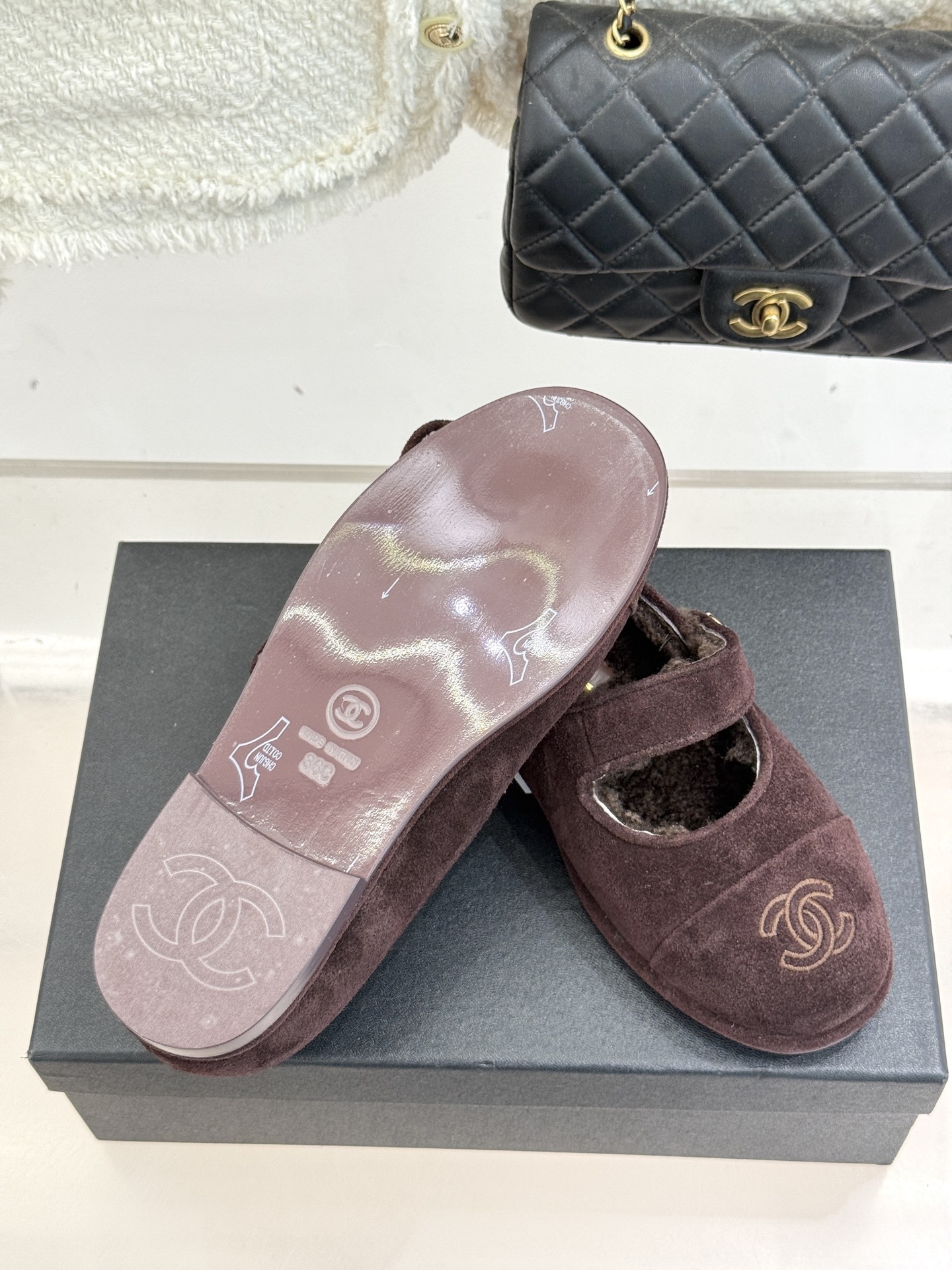 CHANE*|小香25A秋冬新品双C扣
玛丽珍毛毛鞋
标志性的双C扣 以精致五金打造 光泽闪耀
将品牌