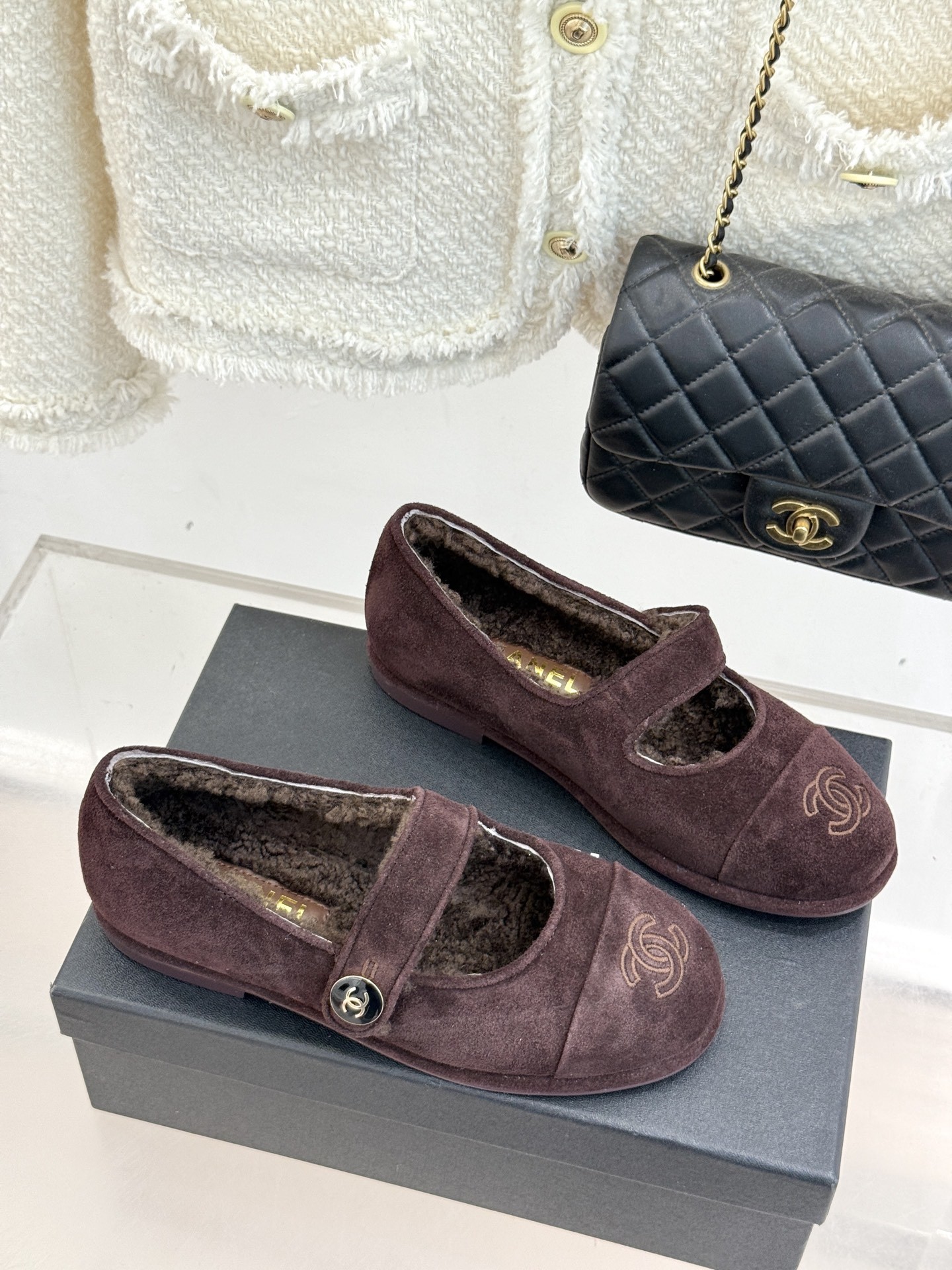 CHANE*|小香25A秋冬新品双C扣
玛丽珍毛毛鞋
标志性的双C扣 以精致五金打造 光泽闪耀
将品牌