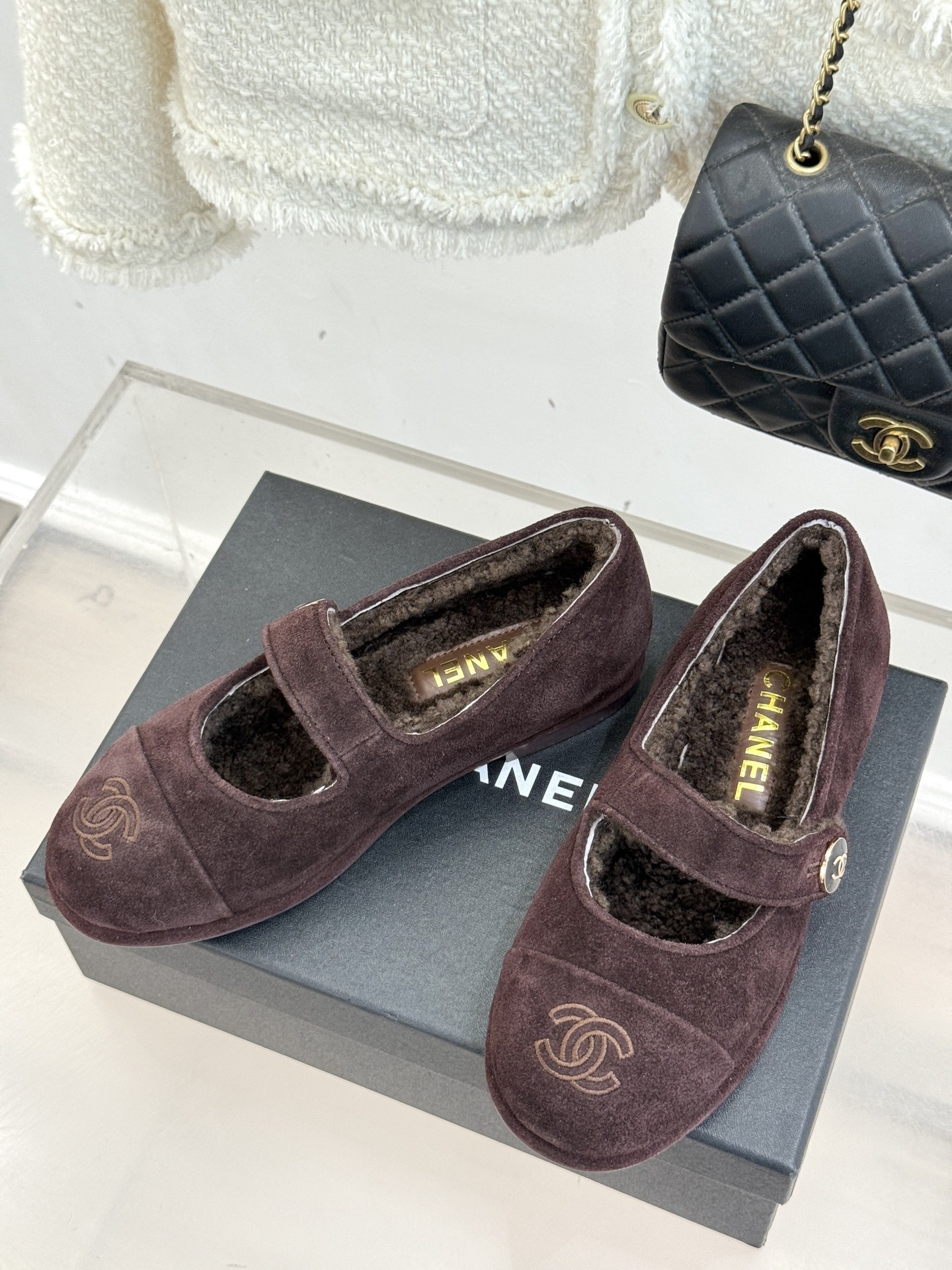 CHANE*|小香25A秋冬新品双C扣
玛丽珍毛毛鞋
标志性的双C扣 以精致五金打造 光泽闪耀
将品牌
