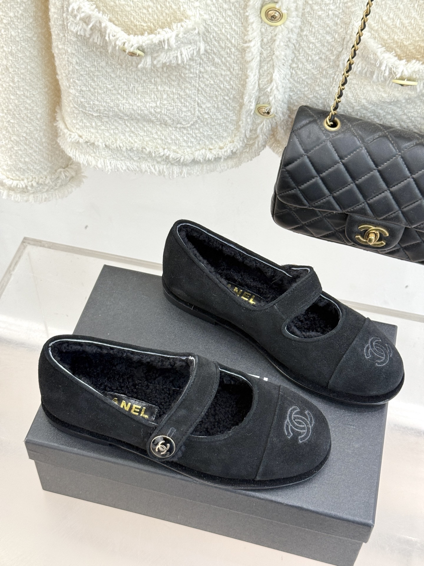 CHANE*|小香25A秋冬新品双C扣
玛丽珍毛毛鞋
标志性的双C扣 以精致五金打造 光泽闪耀
将品牌