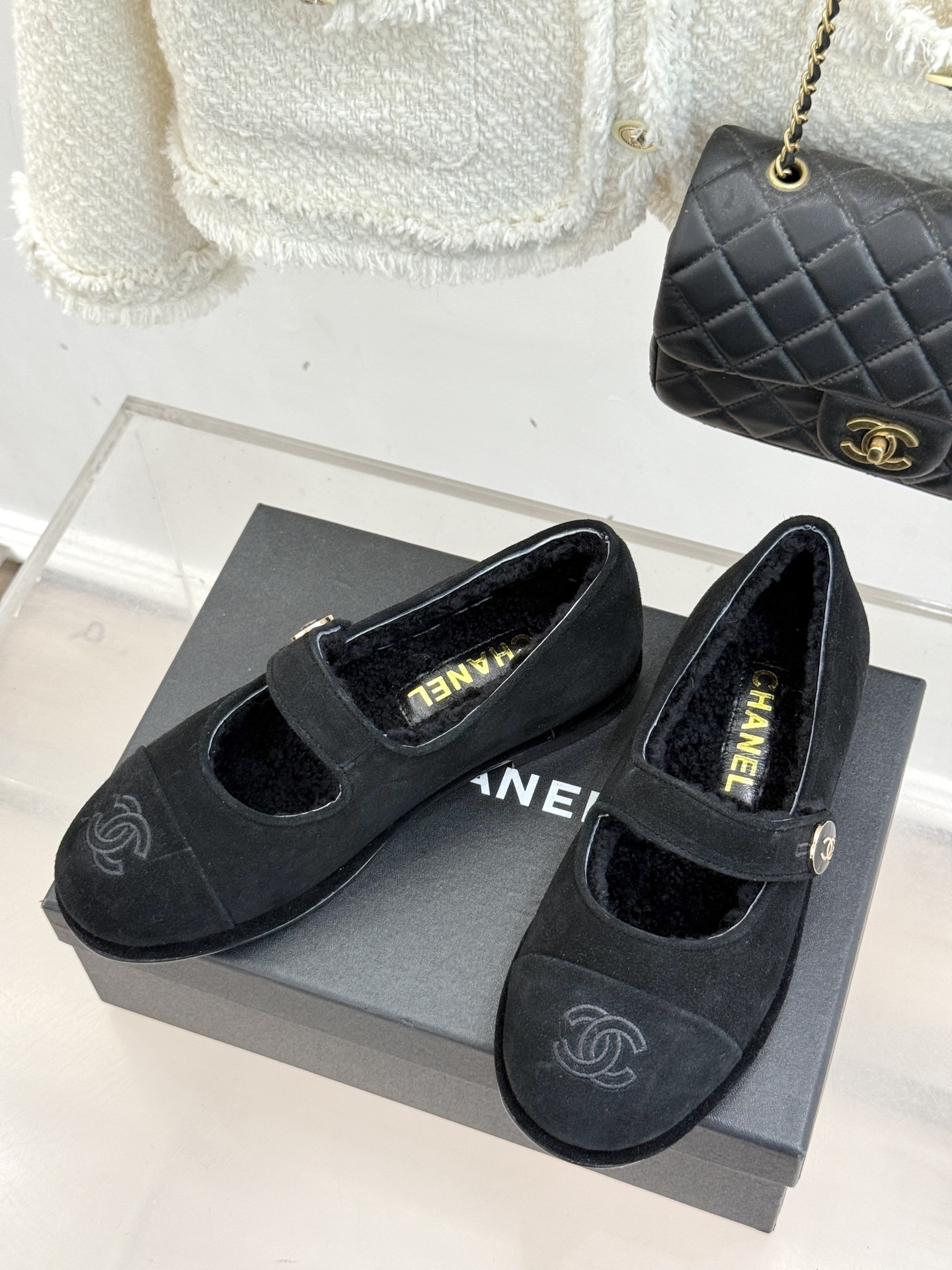 CHANE*|小香25A秋冬新品双C扣
玛丽珍毛毛鞋
标志性的双C扣 以精致五金打造 光泽闪耀
将品牌
