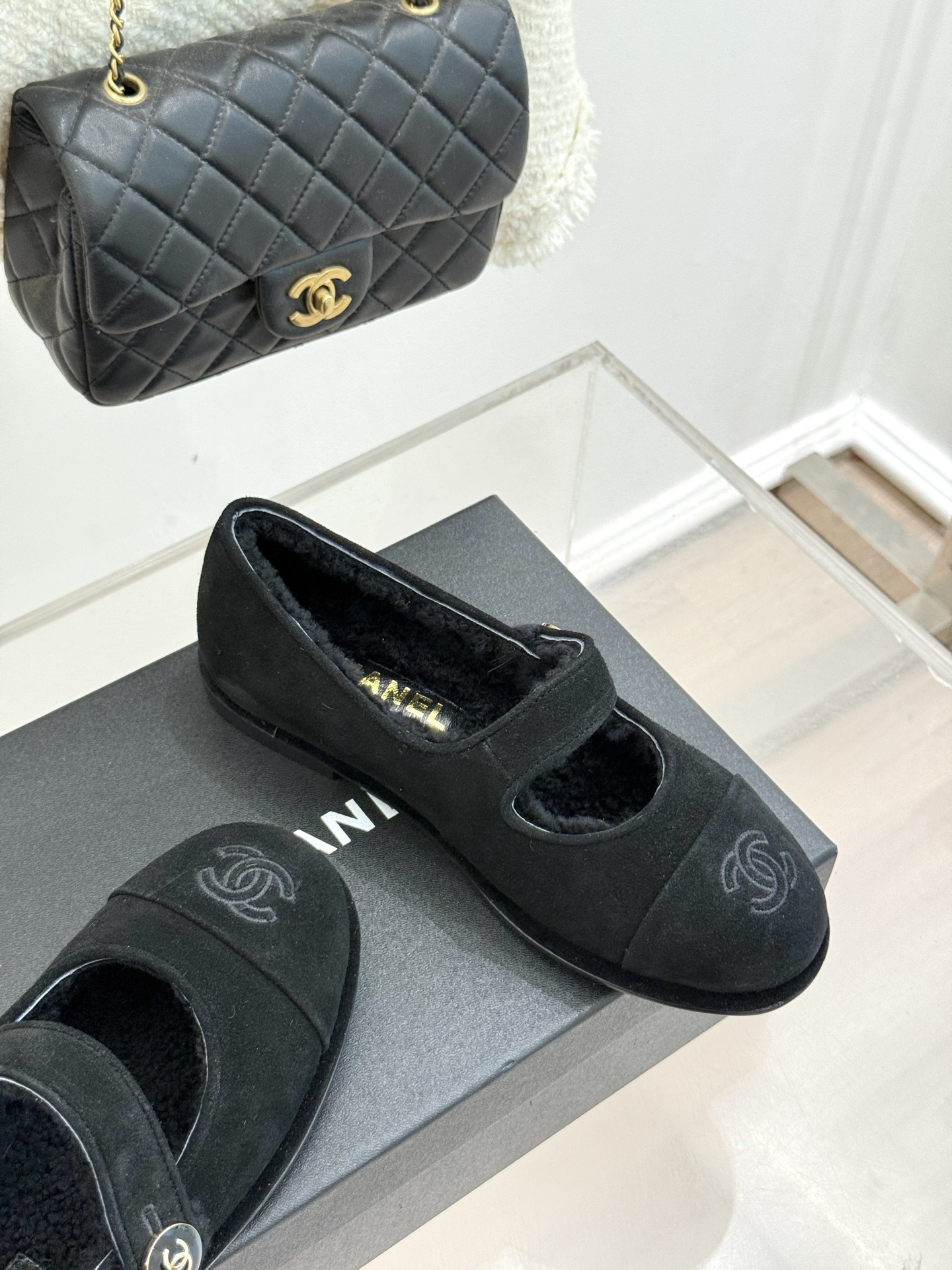 CHANE*|小香25A秋冬新品双C扣
玛丽珍毛毛鞋
标志性的双C扣 以精致五金打造 光泽闪耀
将品牌