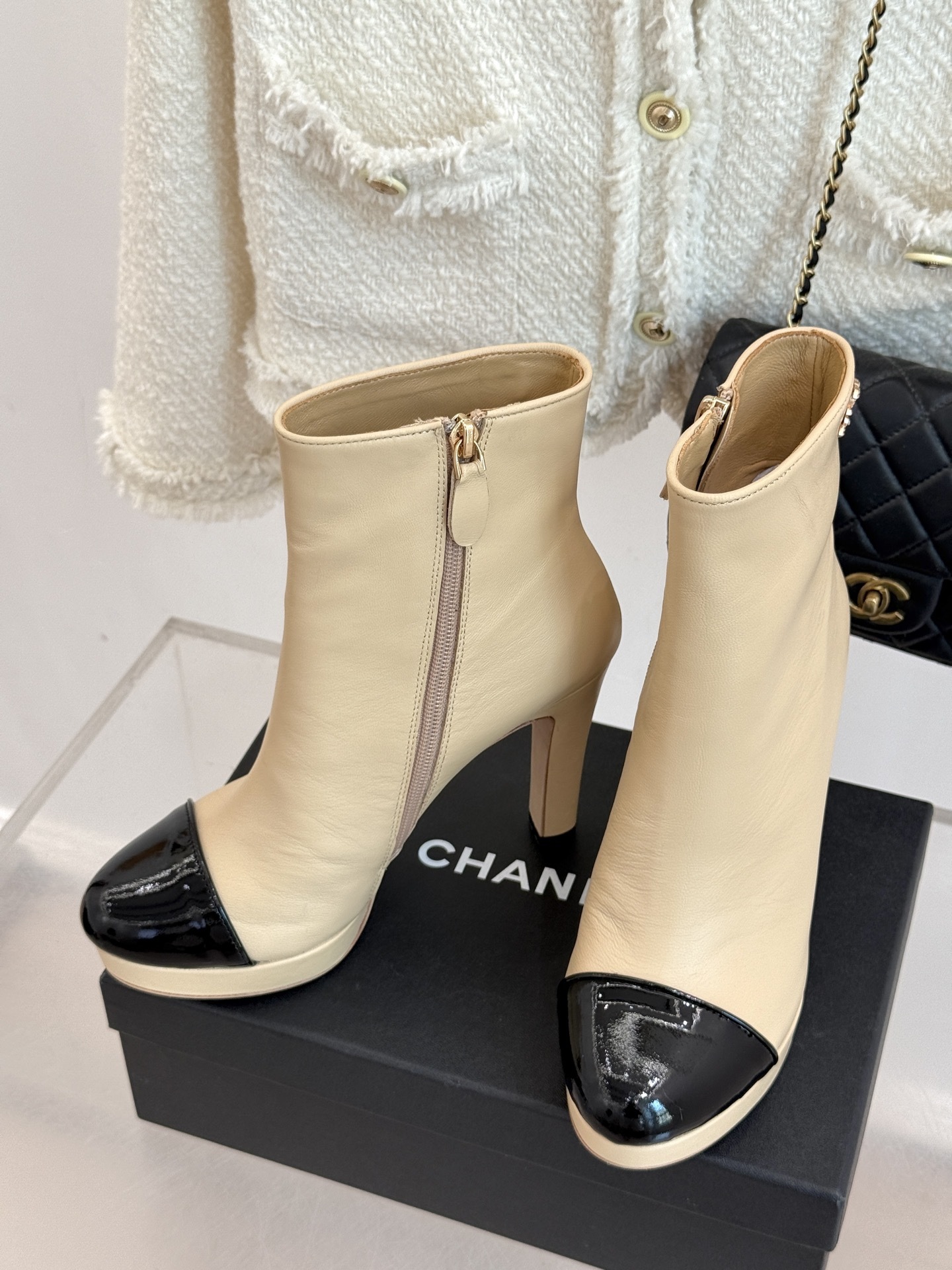 CHANE*|小香25B秋冬防水台高跟短靴
香家再次以这双防水台高跟短靴定义新季时髦。
它不仅是一双鞋