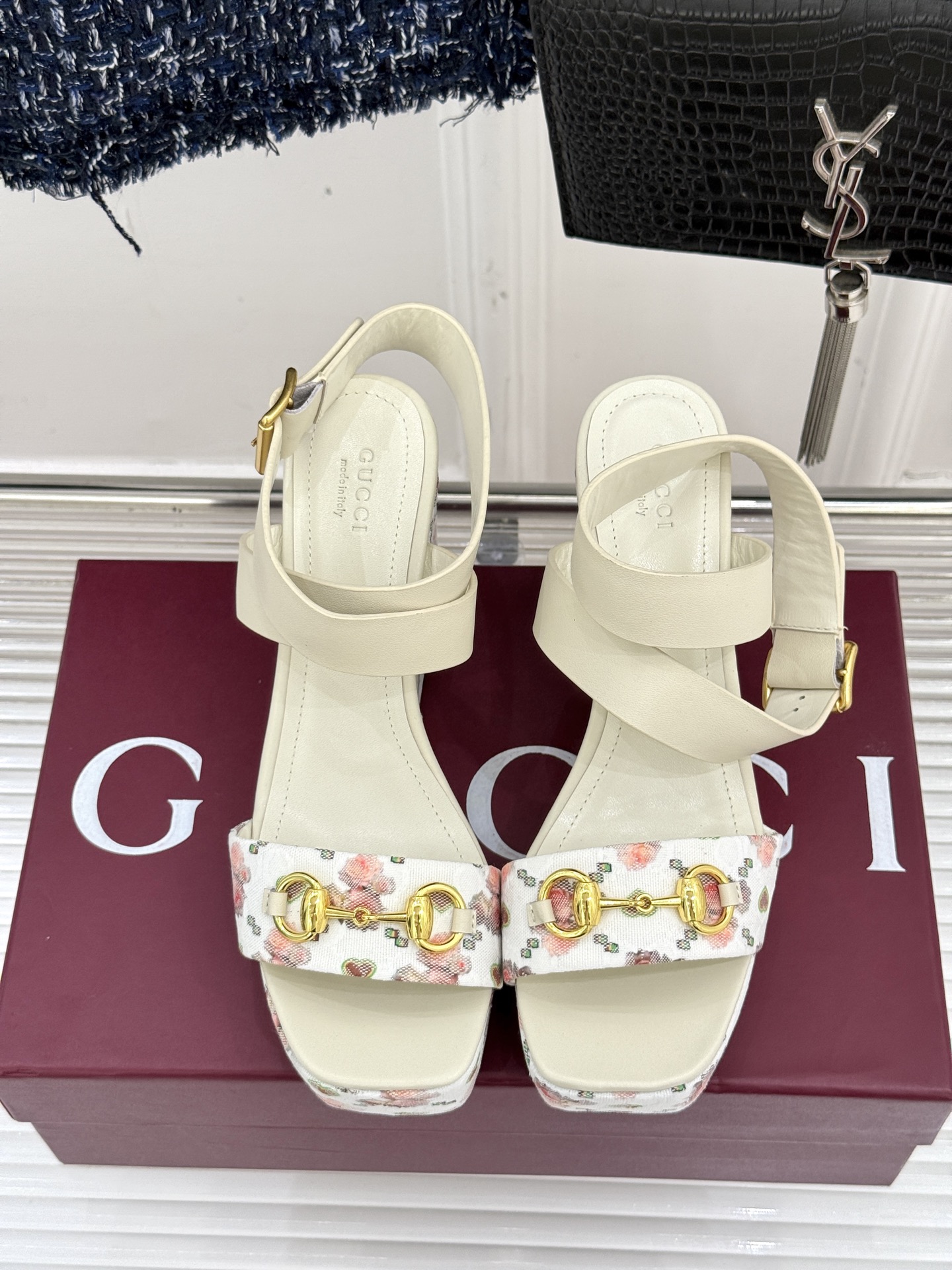 
Gucci/古驰经典马衔扣坡跟凉鞋
当G家标志性马衔扣 邂逅时髦坡跟
一场华丽与舒适兼得的时尚盛宴就此