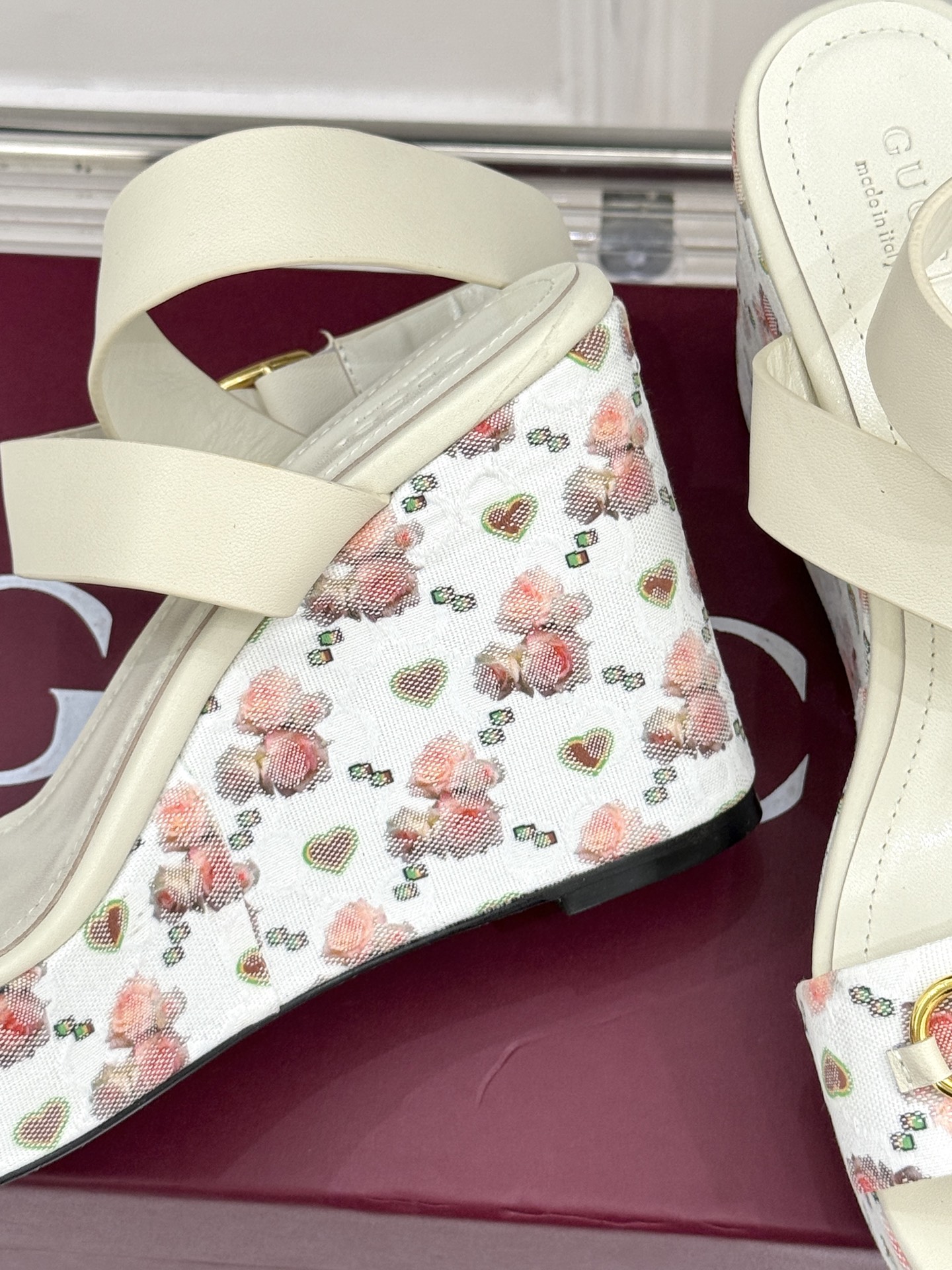 
Gucci/古驰经典马衔扣坡跟凉鞋
当G家标志性马衔扣 邂逅时髦坡跟
一场华丽与舒适兼得的时尚盛宴就此
