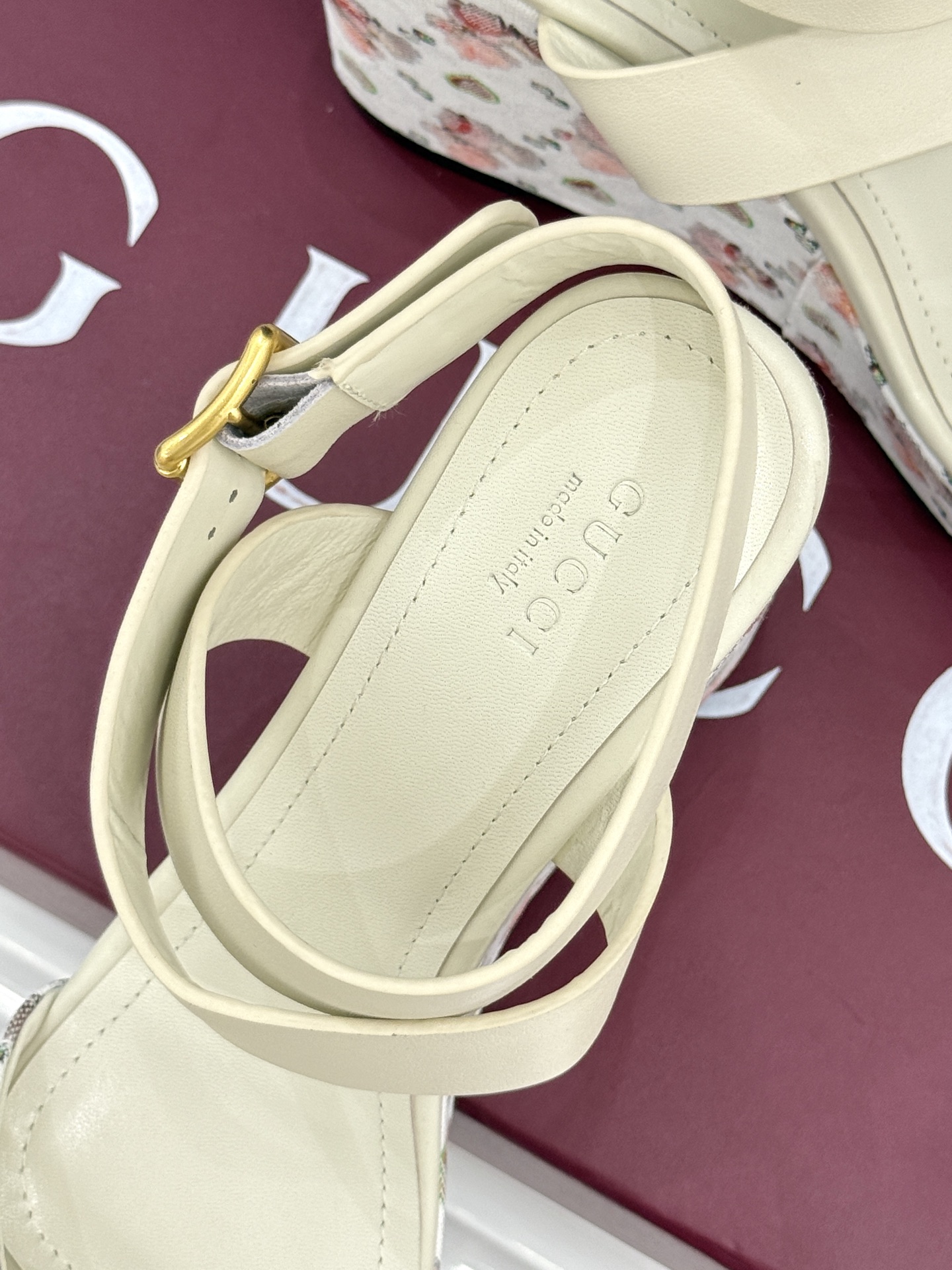
Gucci/古驰经典马衔扣坡跟凉鞋
当G家标志性马衔扣 邂逅时髦坡跟
一场华丽与舒适兼得的时尚盛宴就此