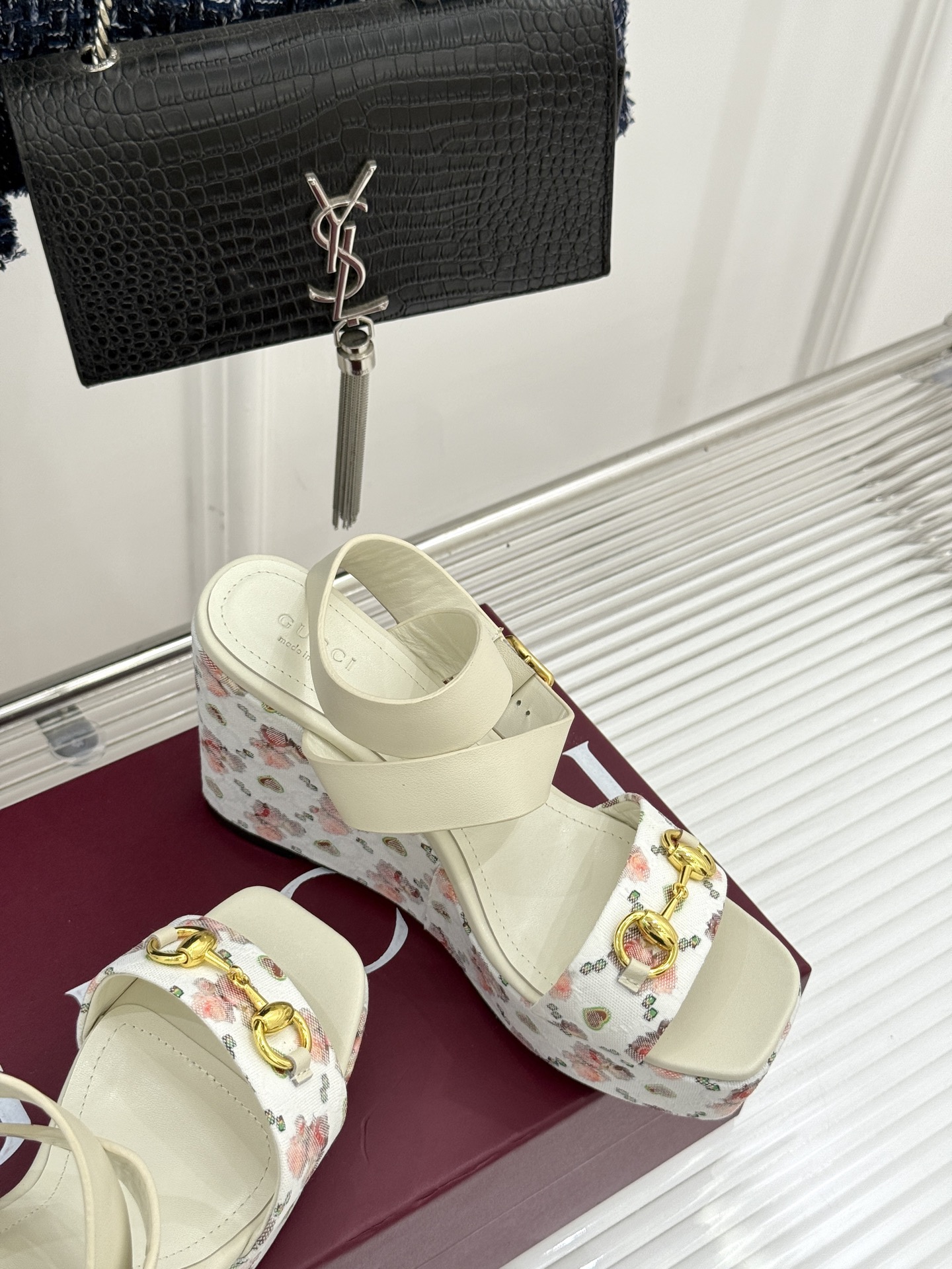 
Gucci/古驰经典马衔扣坡跟凉鞋
当G家标志性马衔扣 邂逅时髦坡跟
一场华丽与舒适兼得的时尚盛宴就此