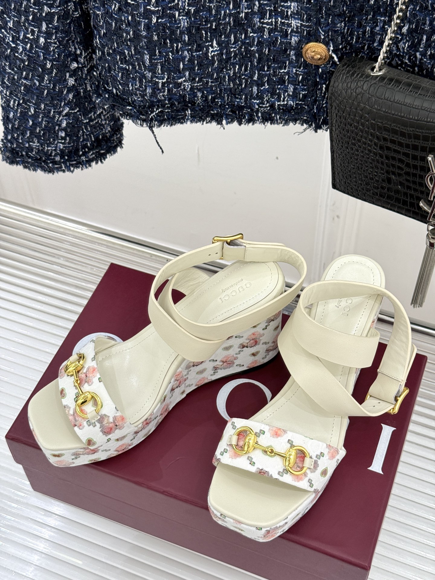 
Gucci/古驰经典马衔扣坡跟凉鞋
当G家标志性马衔扣 邂逅时髦坡跟
一场华丽与舒适兼得的时尚盛宴就此