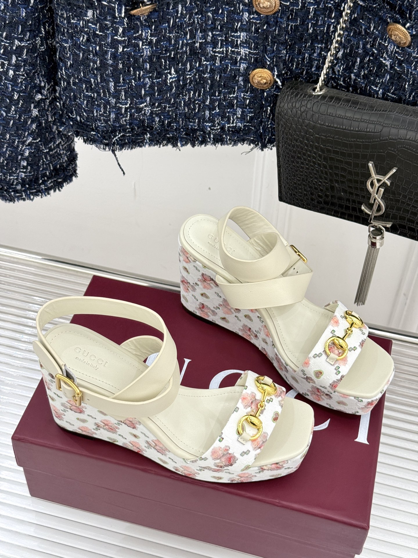 
Gucci/古驰经典马衔扣坡跟凉鞋
当G家标志性马衔扣 邂逅时髦坡跟
一场华丽与舒适兼得的时尚盛宴就此