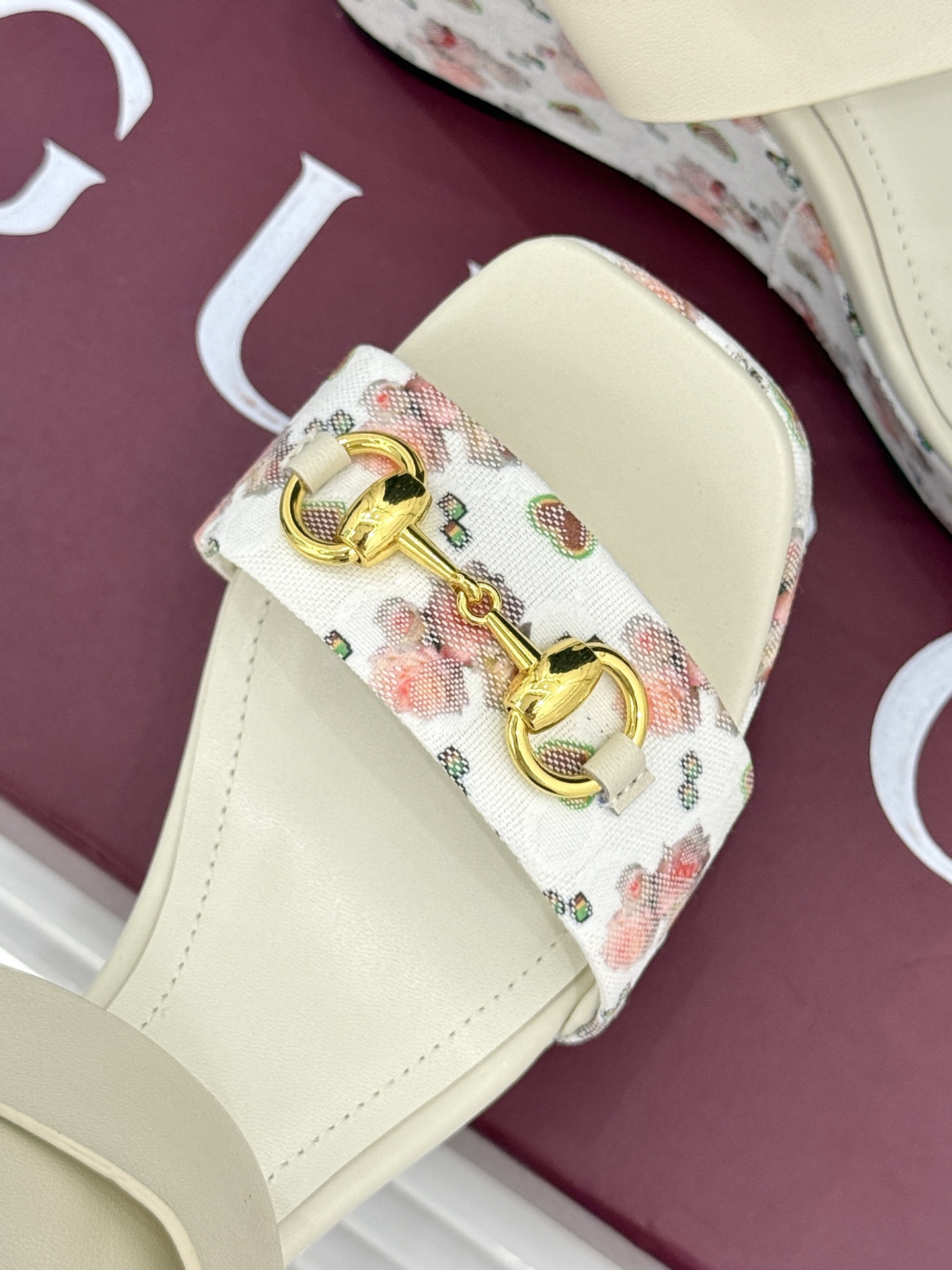 
Gucci/古驰经典马衔扣坡跟凉鞋
当G家标志性马衔扣 邂逅时髦坡跟
一场华丽与舒适兼得的时尚盛宴就此
