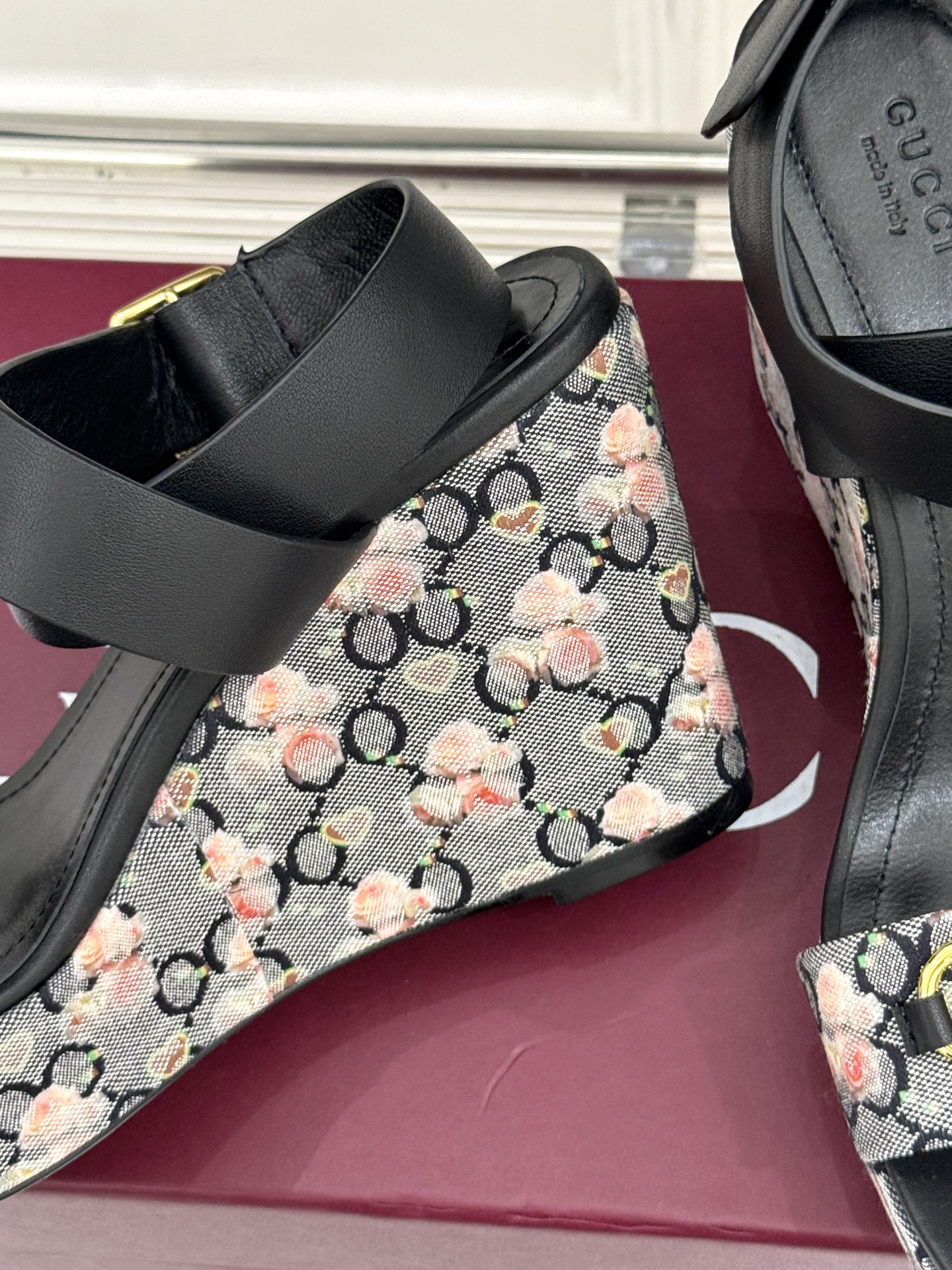 
Gucci/古驰经典马衔扣坡跟凉鞋
当G家标志性马衔扣 邂逅时髦坡跟
一场华丽与舒适兼得的时尚盛宴就此