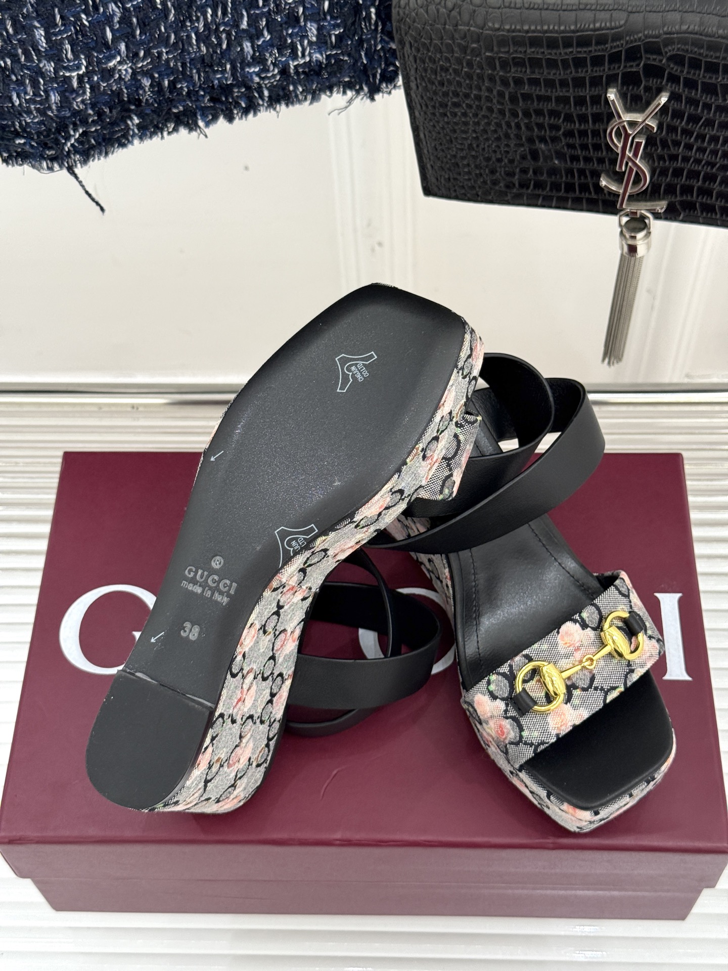 
Gucci/古驰经典马衔扣坡跟凉鞋
当G家标志性马衔扣 邂逅时髦坡跟
一场华丽与舒适兼得的时尚盛宴就此