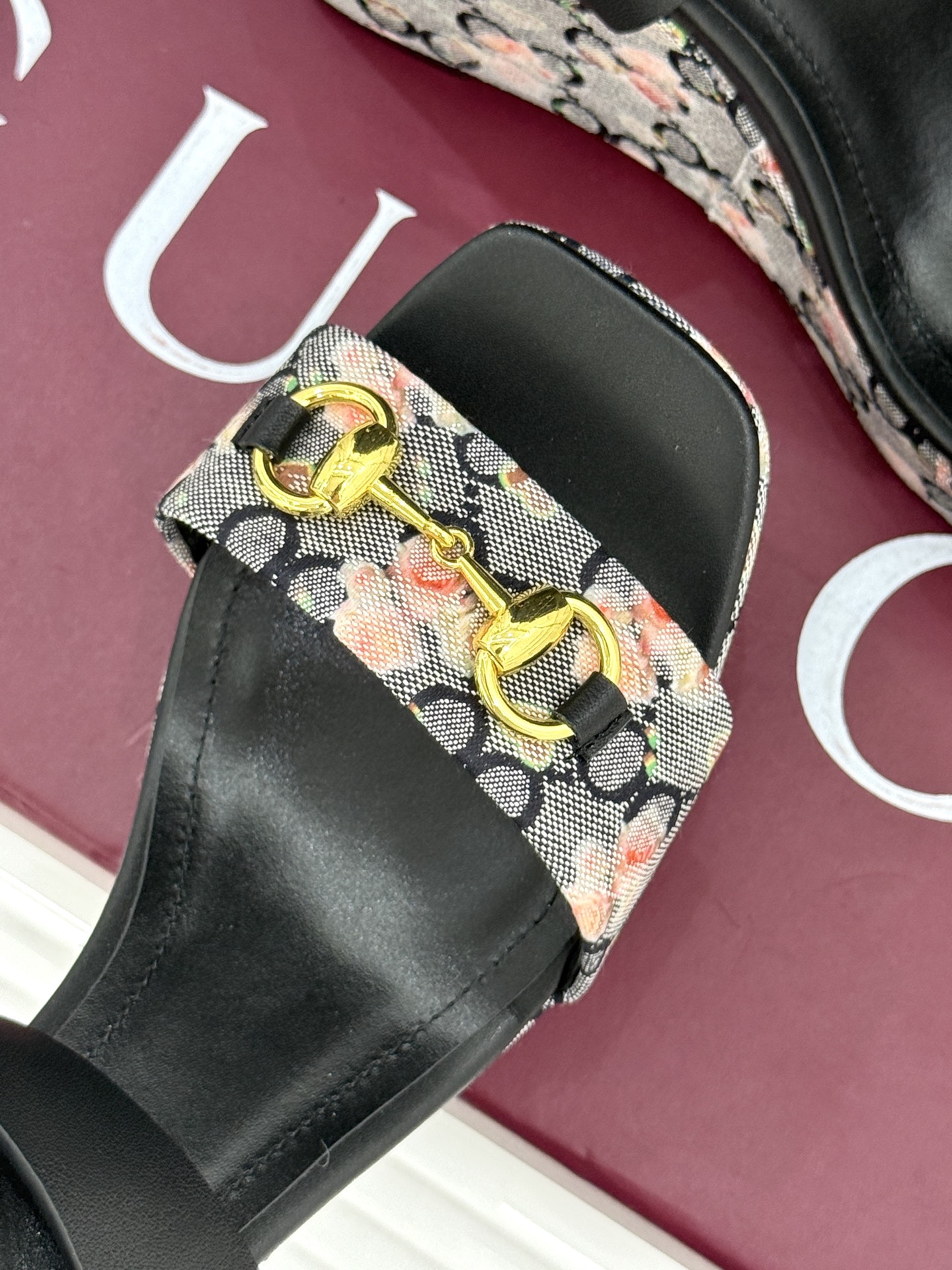 
Gucci/古驰经典马衔扣坡跟凉鞋
当G家标志性马衔扣 邂逅时髦坡跟
一场华丽与舒适兼得的时尚盛宴就此