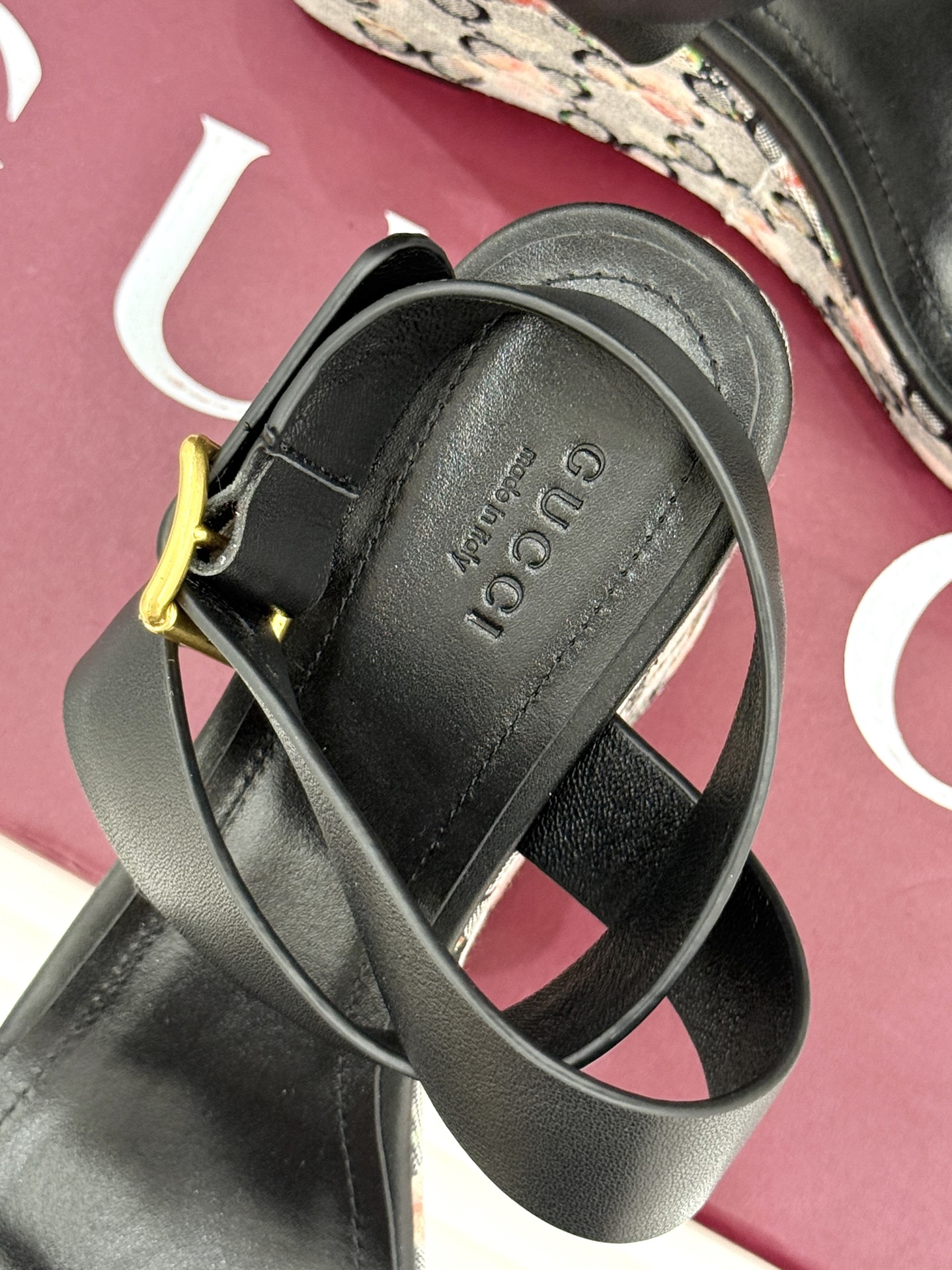 
Gucci/古驰经典马衔扣坡跟凉鞋
当G家标志性马衔扣 邂逅时髦坡跟
一场华丽与舒适兼得的时尚盛宴就此