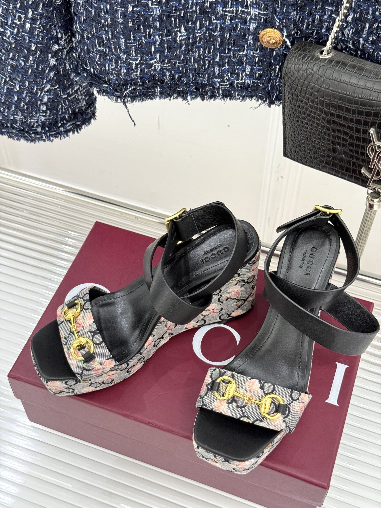 
Gucci/古驰经典马衔扣坡跟凉鞋
当G家标志性马衔扣 邂逅时髦坡跟
一场华丽与舒适兼得的时尚盛宴就此