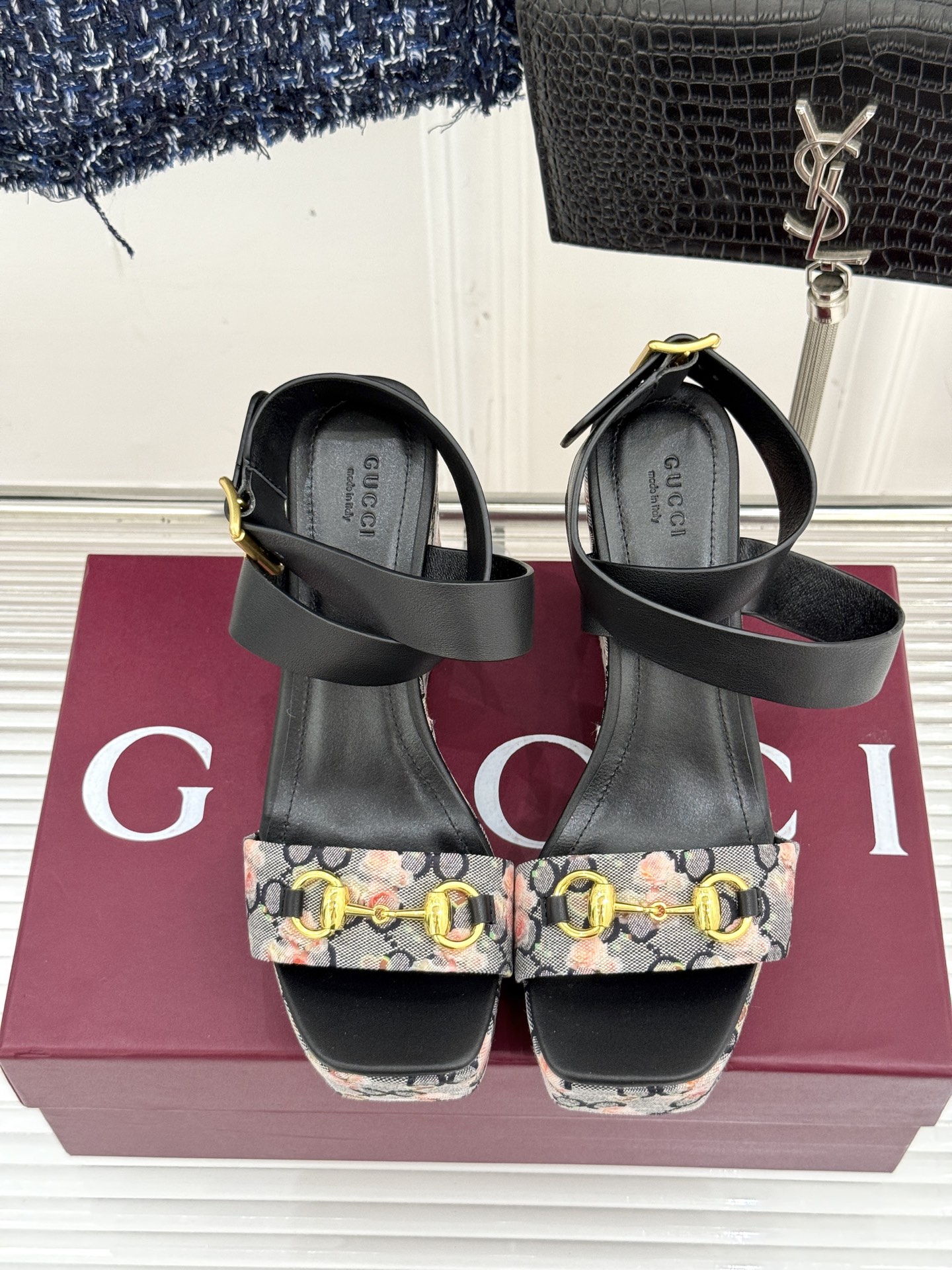 
Gucci/古驰经典马衔扣坡跟凉鞋
当G家标志性马衔扣 邂逅时髦坡跟
一场华丽与舒适兼得的时尚盛宴就此