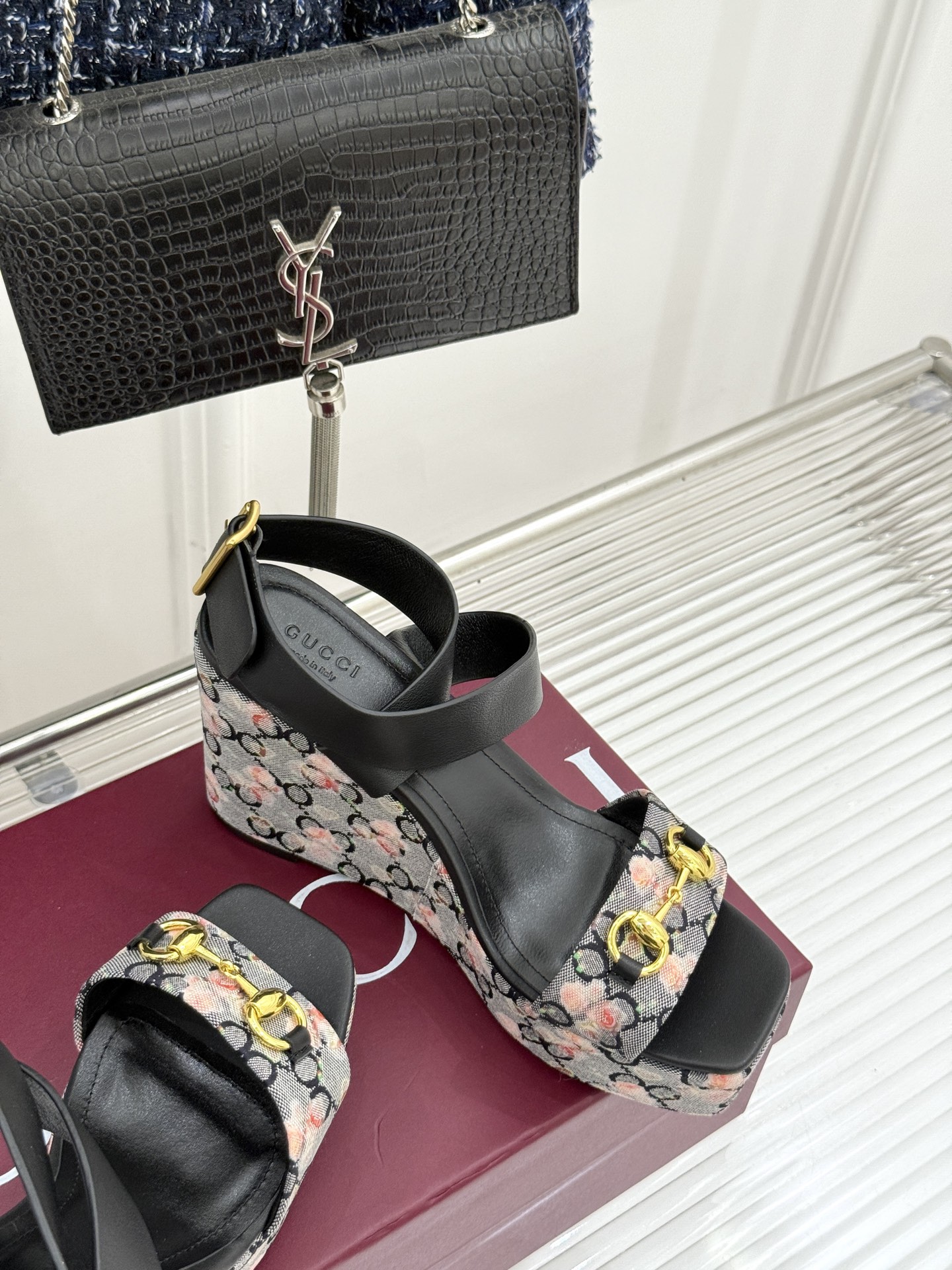 
Gucci/古驰经典马衔扣坡跟凉鞋
当G家标志性马衔扣 邂逅时髦坡跟
一场华丽与舒适兼得的时尚盛宴就此