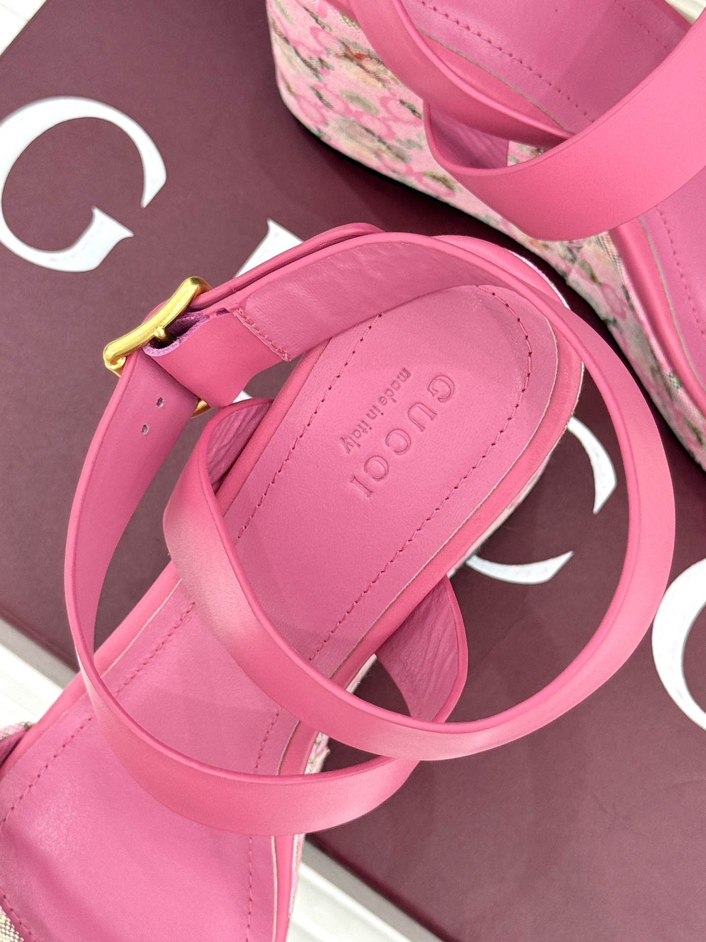 
Gucci/古驰经典马衔扣坡跟凉鞋
当G家标志性马衔扣 邂逅时髦坡跟
一场华丽与舒适兼得的时尚盛宴就此
